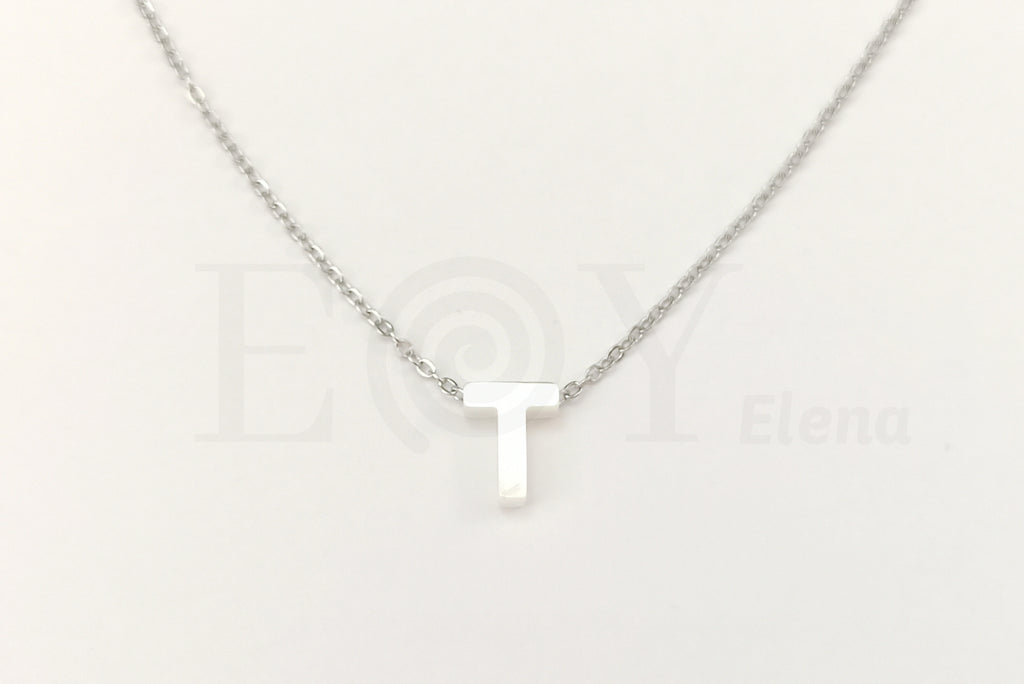 Collar de nácar letra "T"