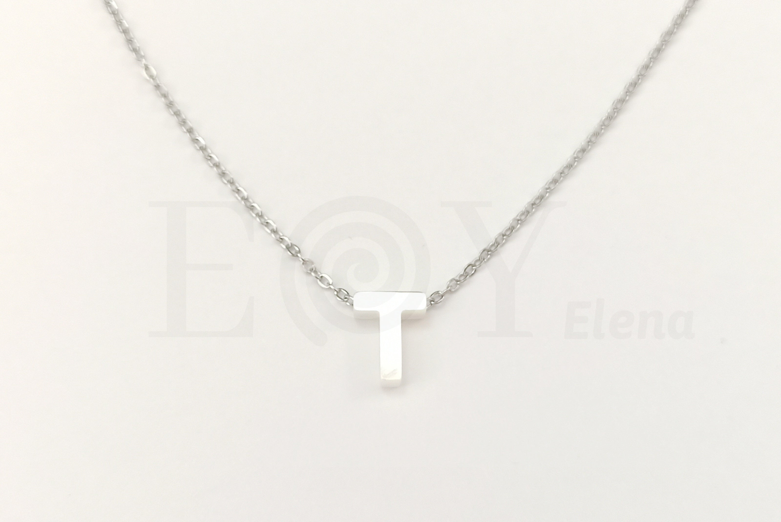 Collar de nácar letra "T"