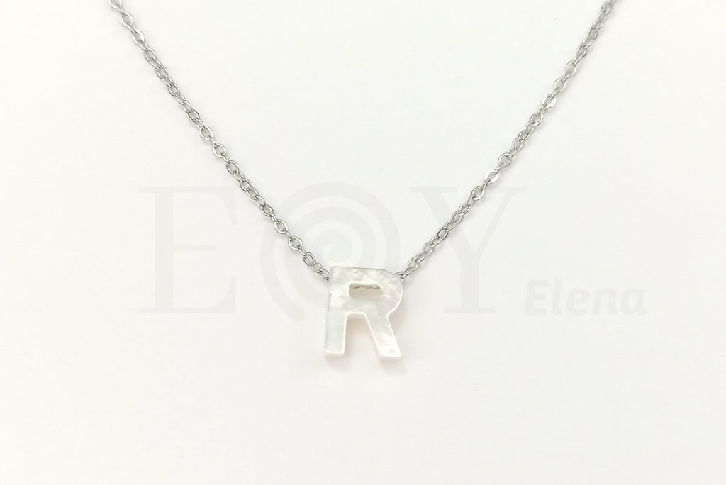 Collar de nácar letra "R"
