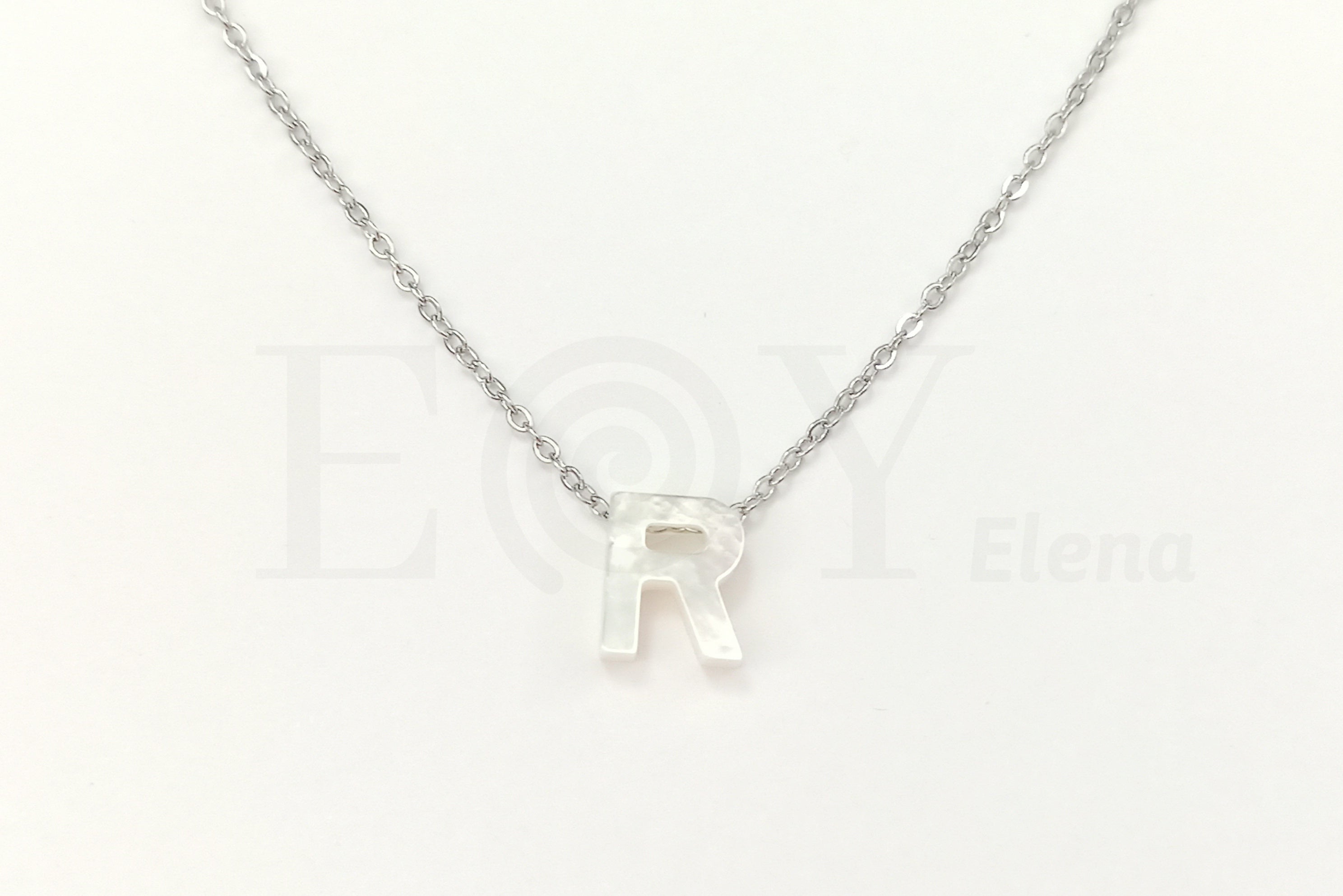 Collar de nácar letra "R"