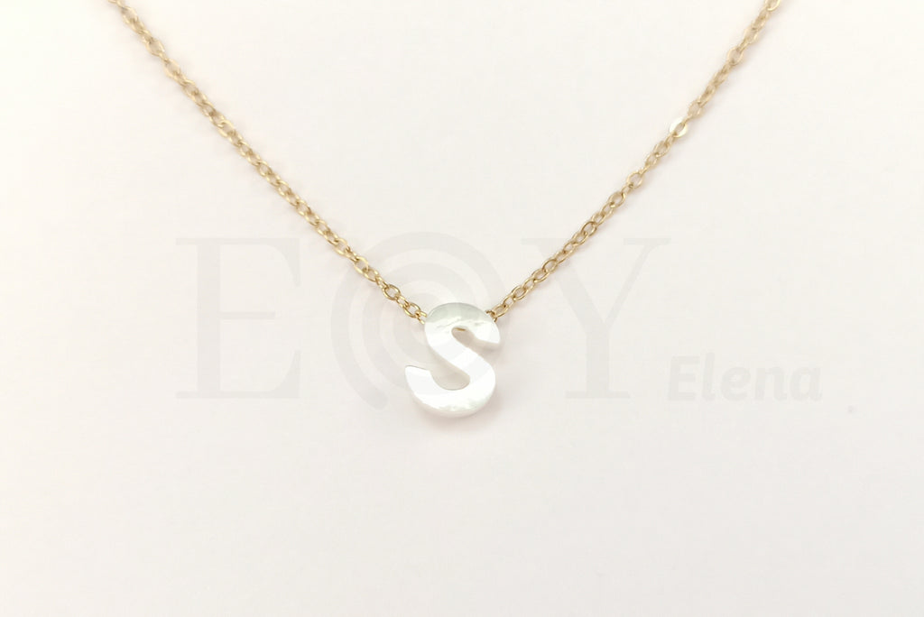 Collar de nácar letra "S"