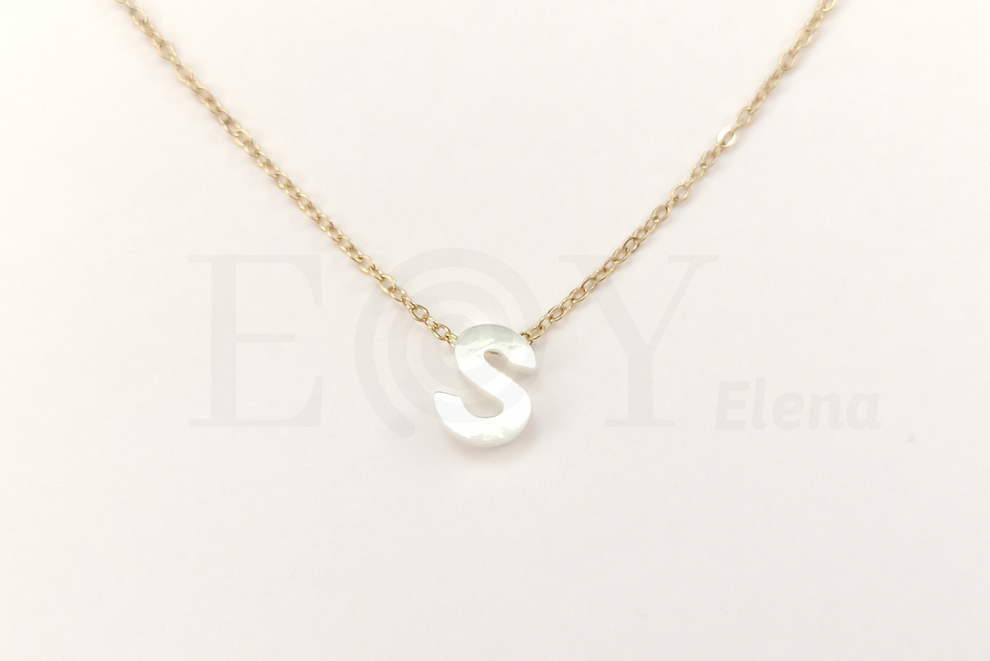 Collar de nácar letra "S"