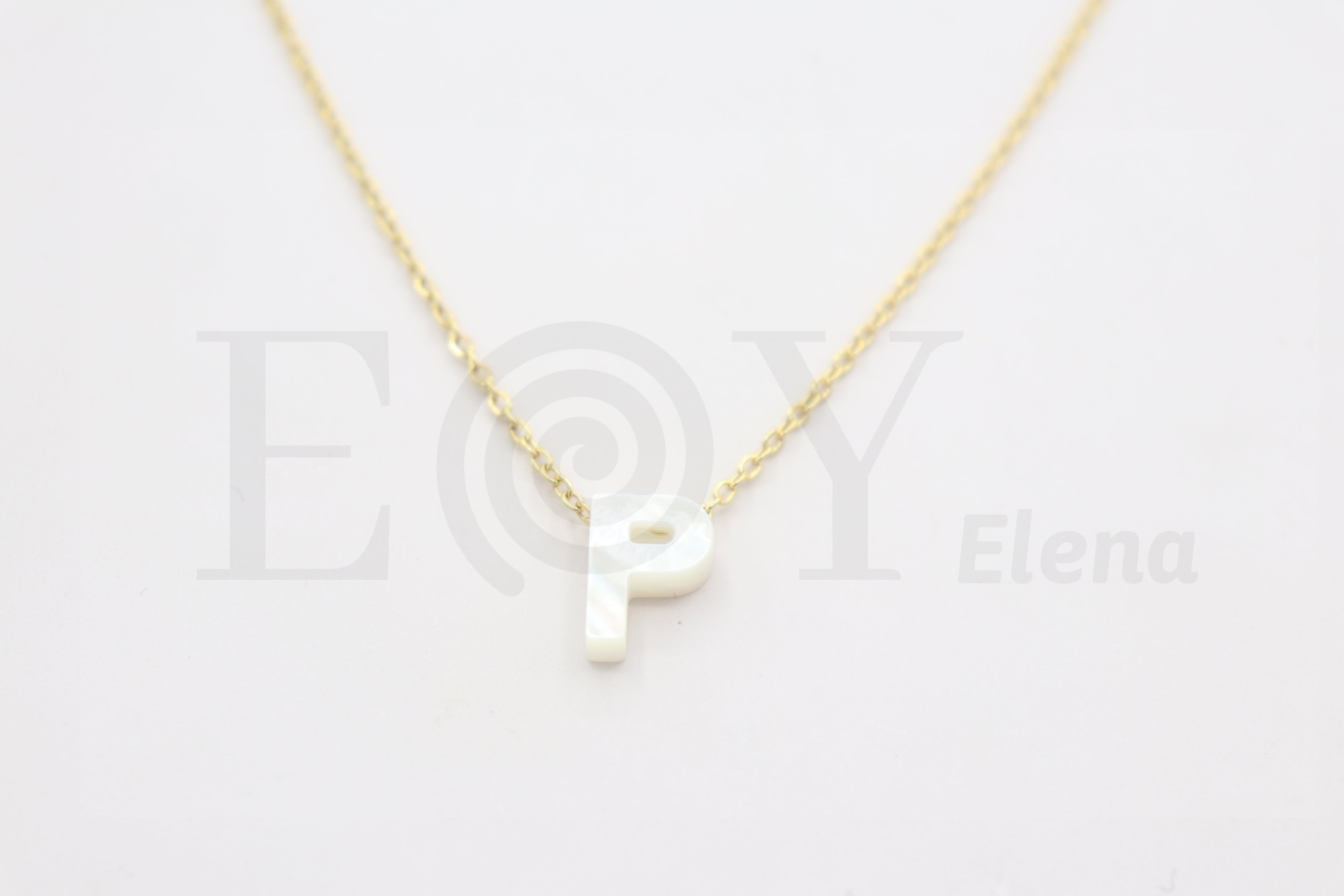 Collar de nácar letra "P"