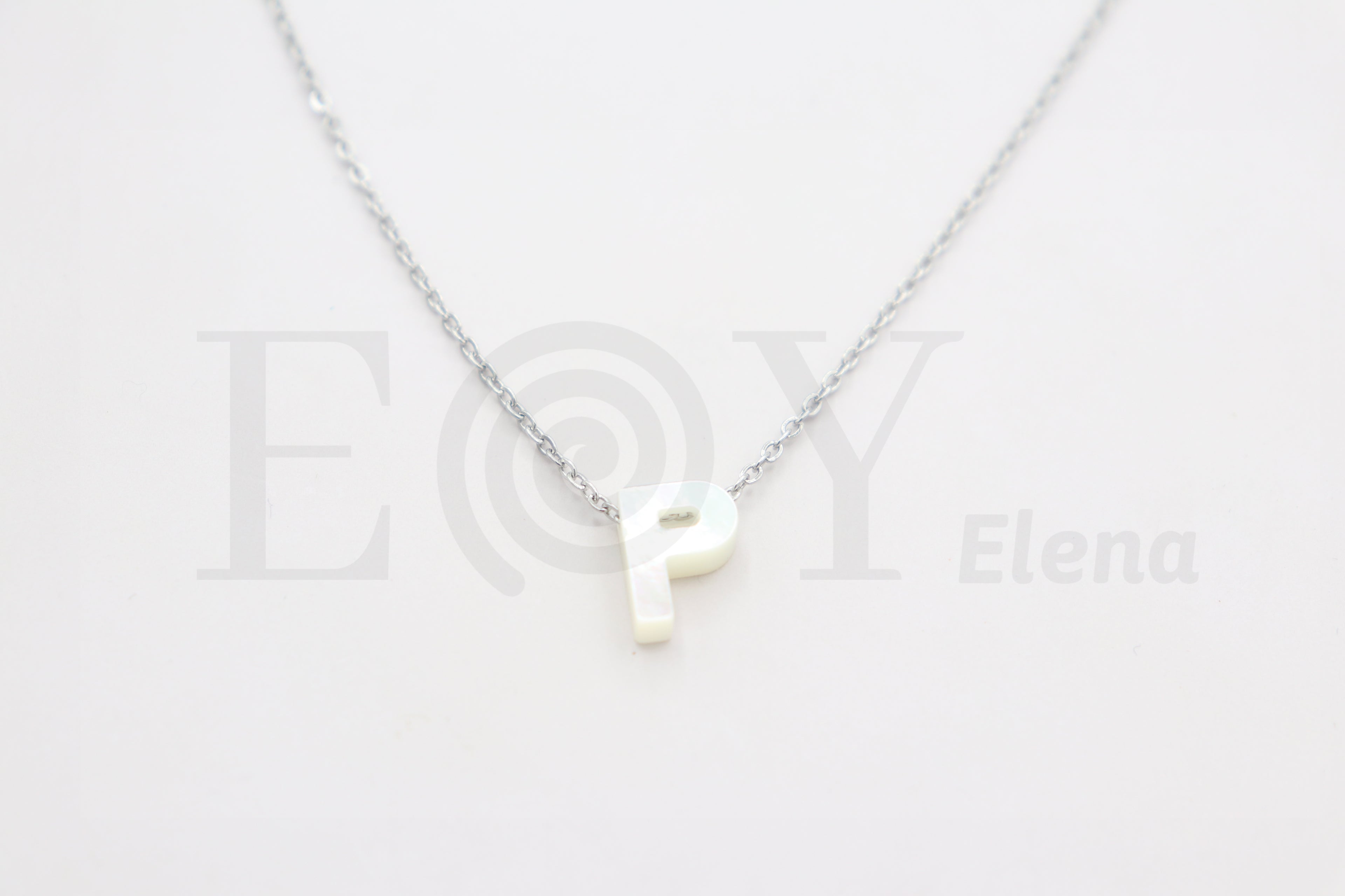 Collar de nácar letra "P"