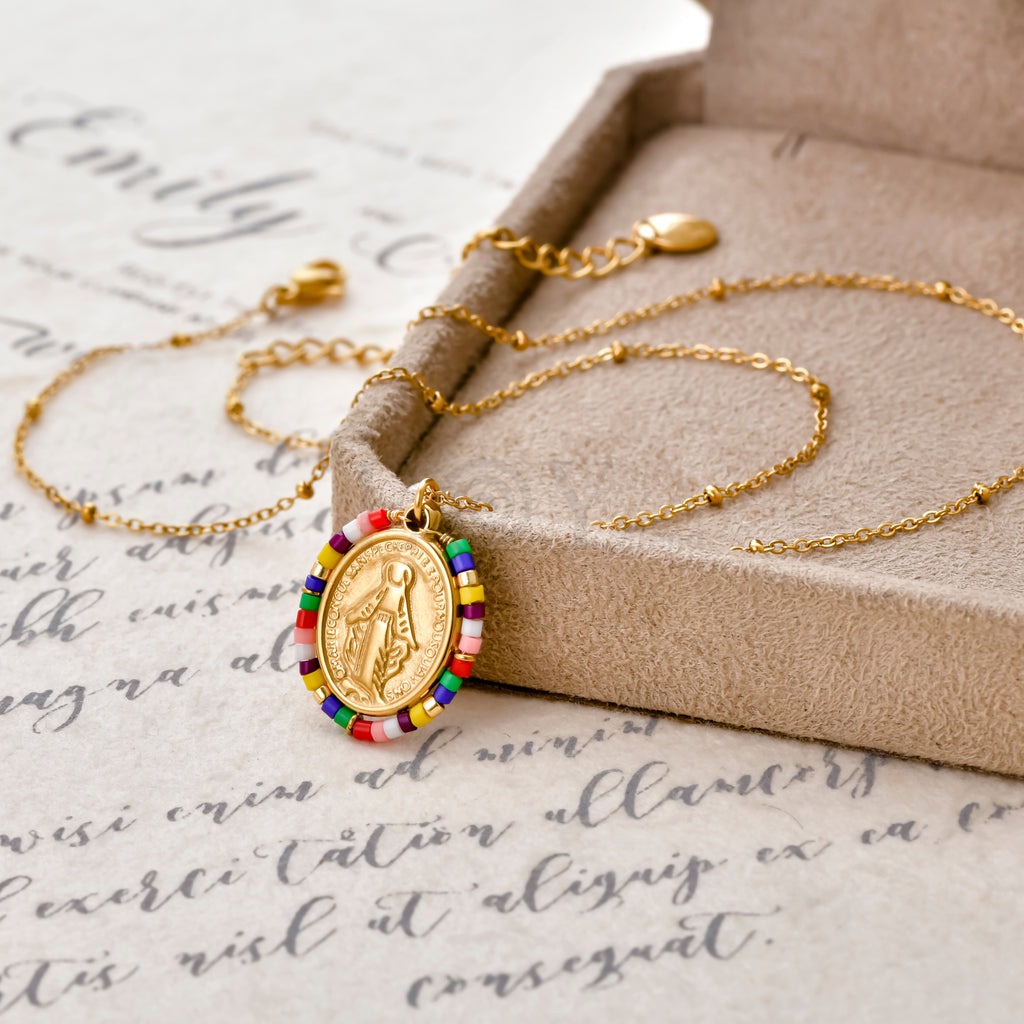 Collar Virgen Milagrosa con detalles colores