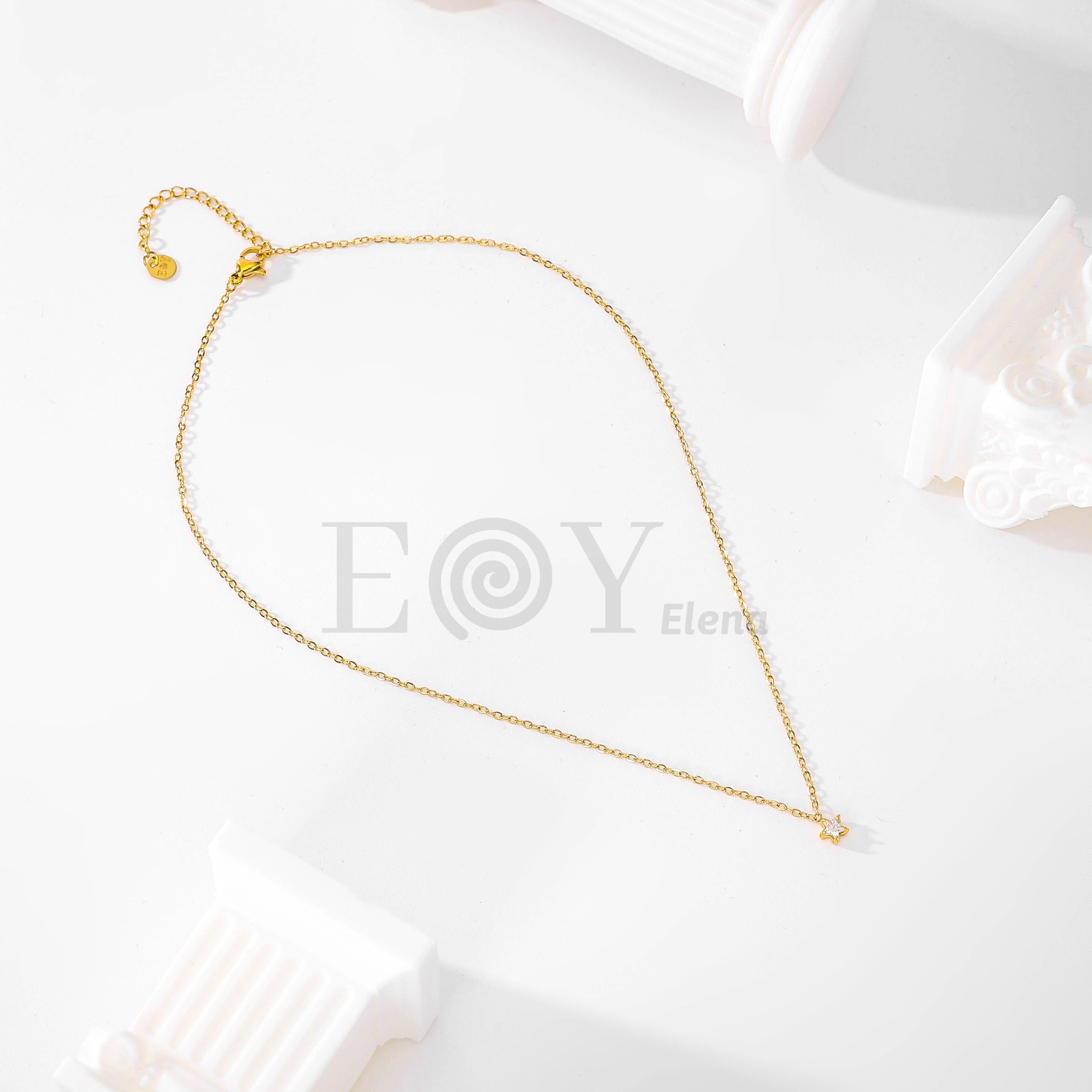 Collar dorado con estrella