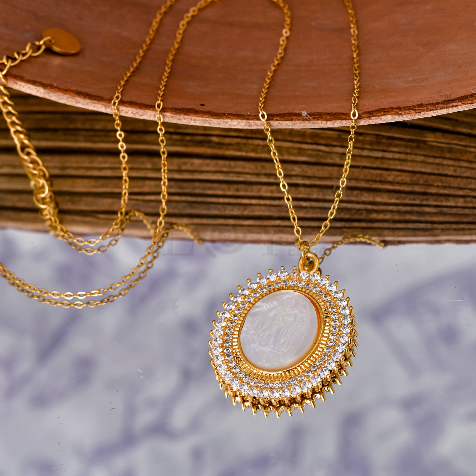 Collar virgen con bordado circonitas