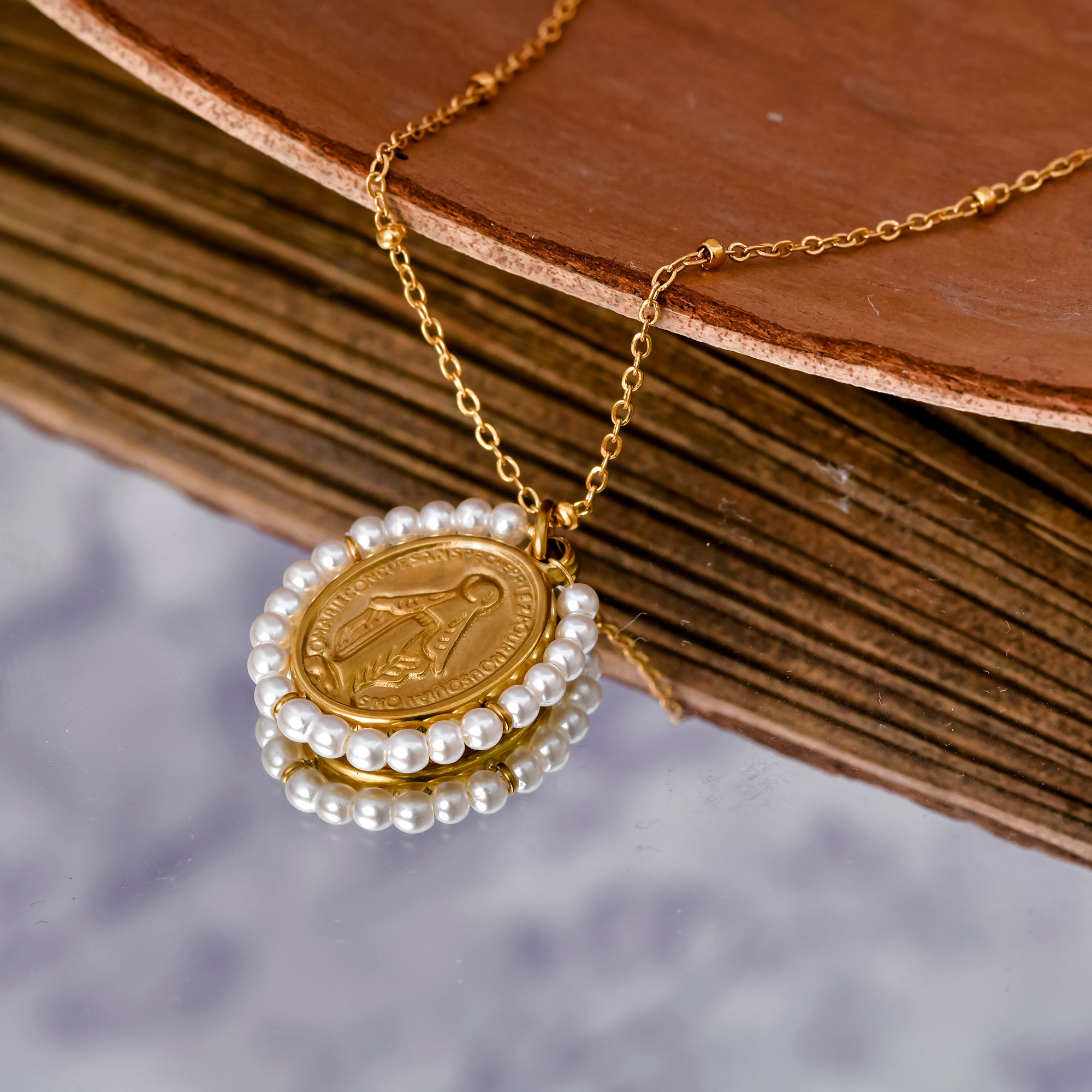 Collar Virgen Milagrosa con bordado perlas