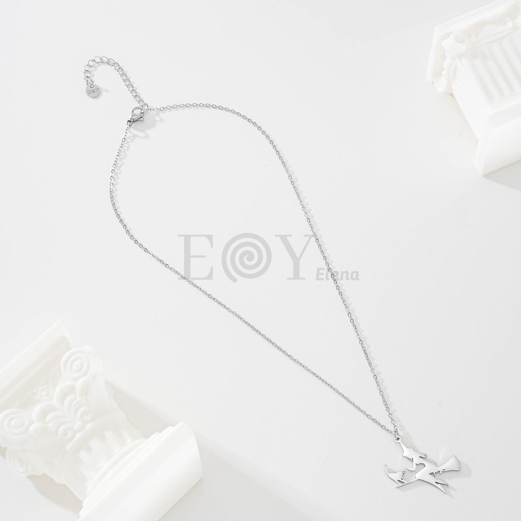 Collar bruja en escoba