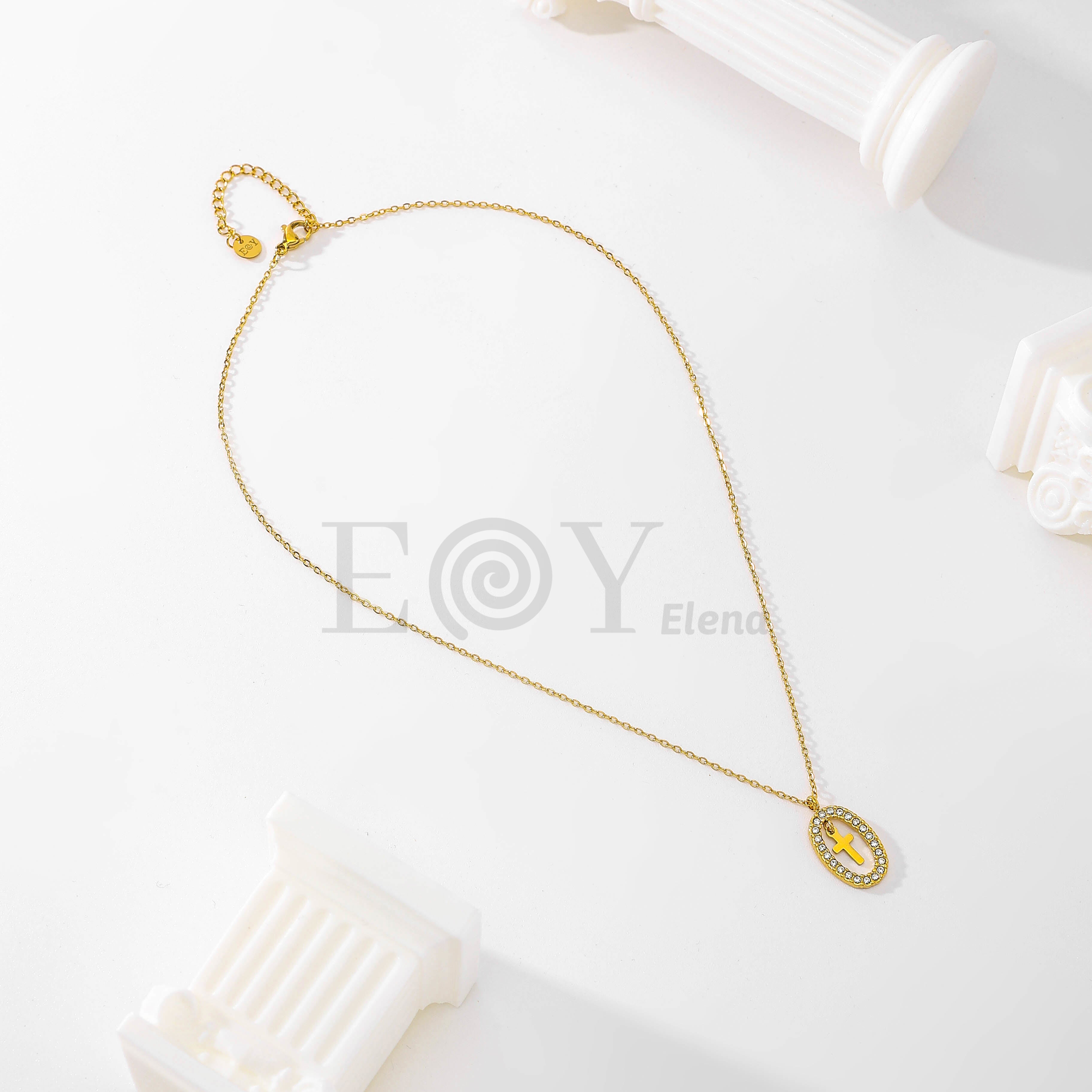Collar dorado con cruz ovalada