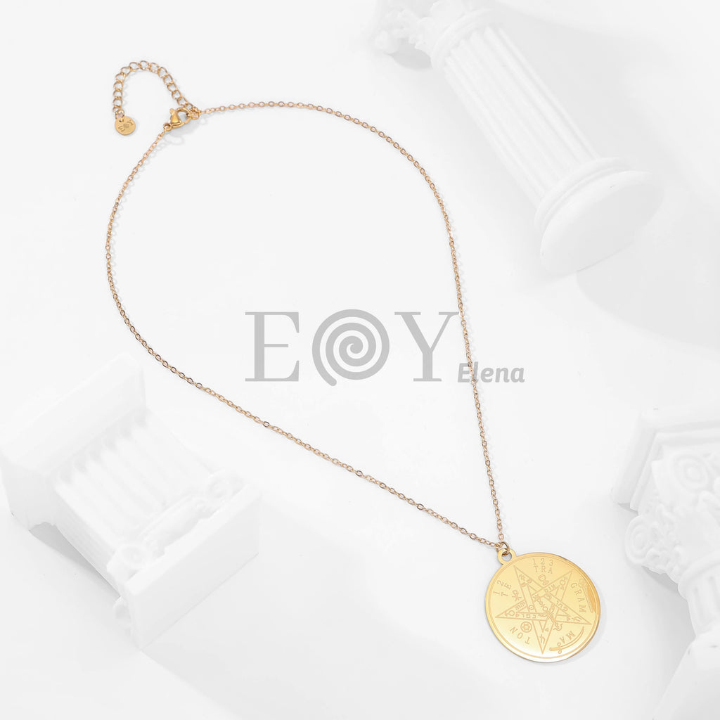 Collar con medalla grabada de estrella esotérica