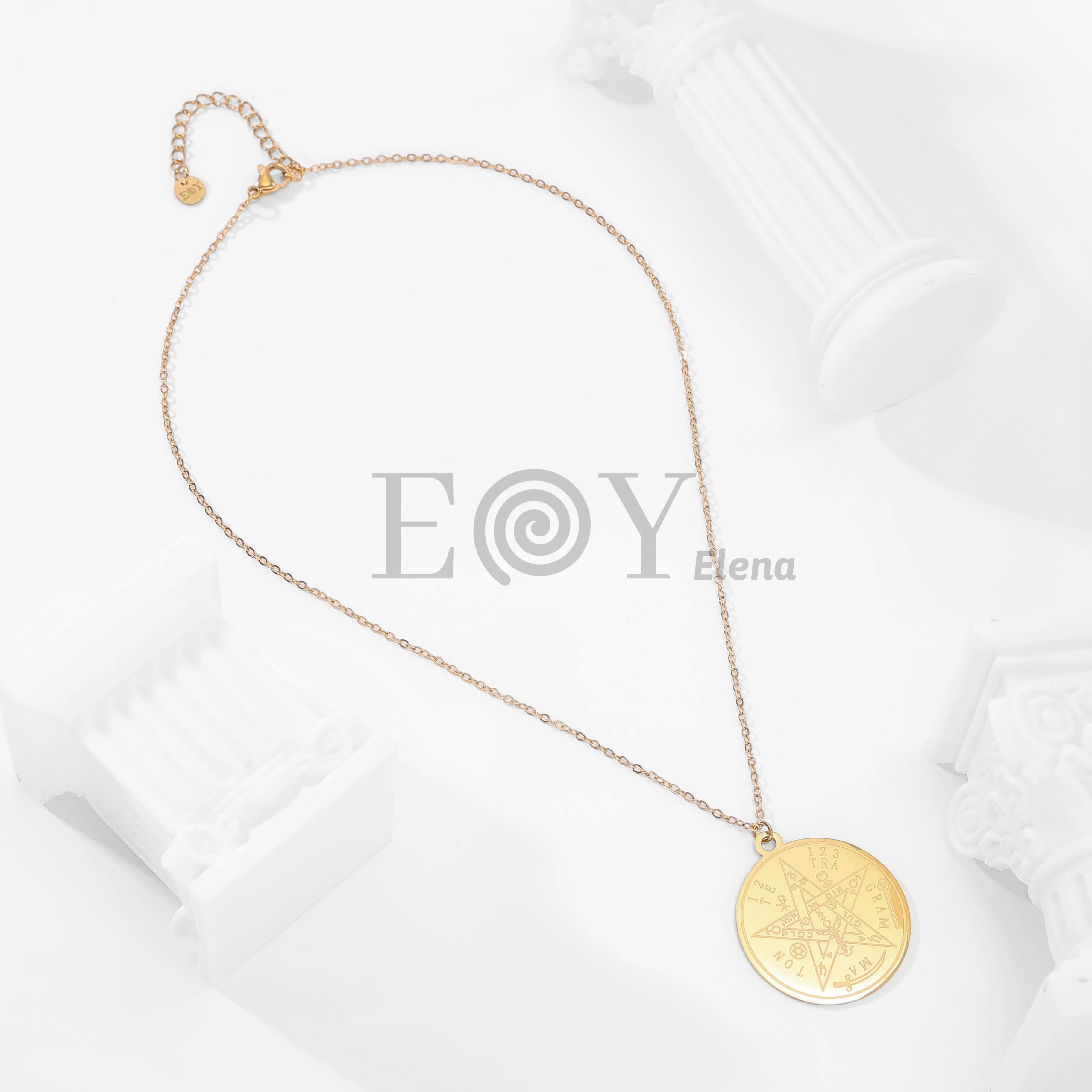 Collar con medalla grabada de estrella esotérica
