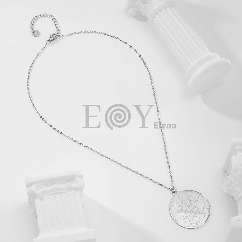 Collar con medalla grabada de estrella esotérica