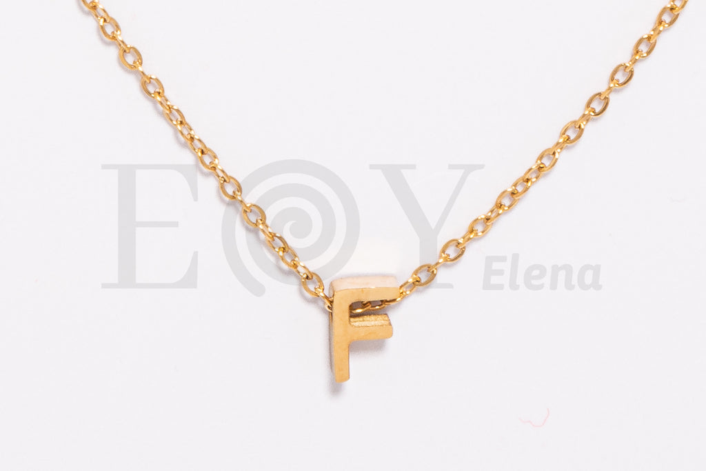 Collar de letra "F"