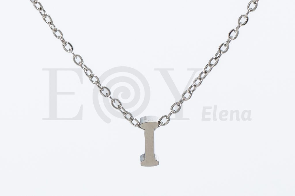 Collar de letra "I"