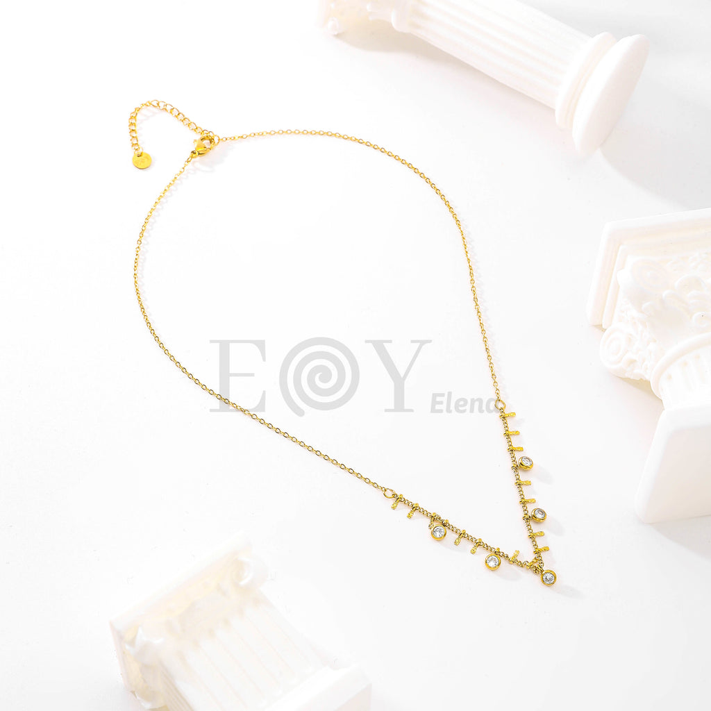 Collar dorado con detalles colgantes y circonitas