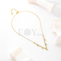 Collar dorado con detalles colgantes y circonitas