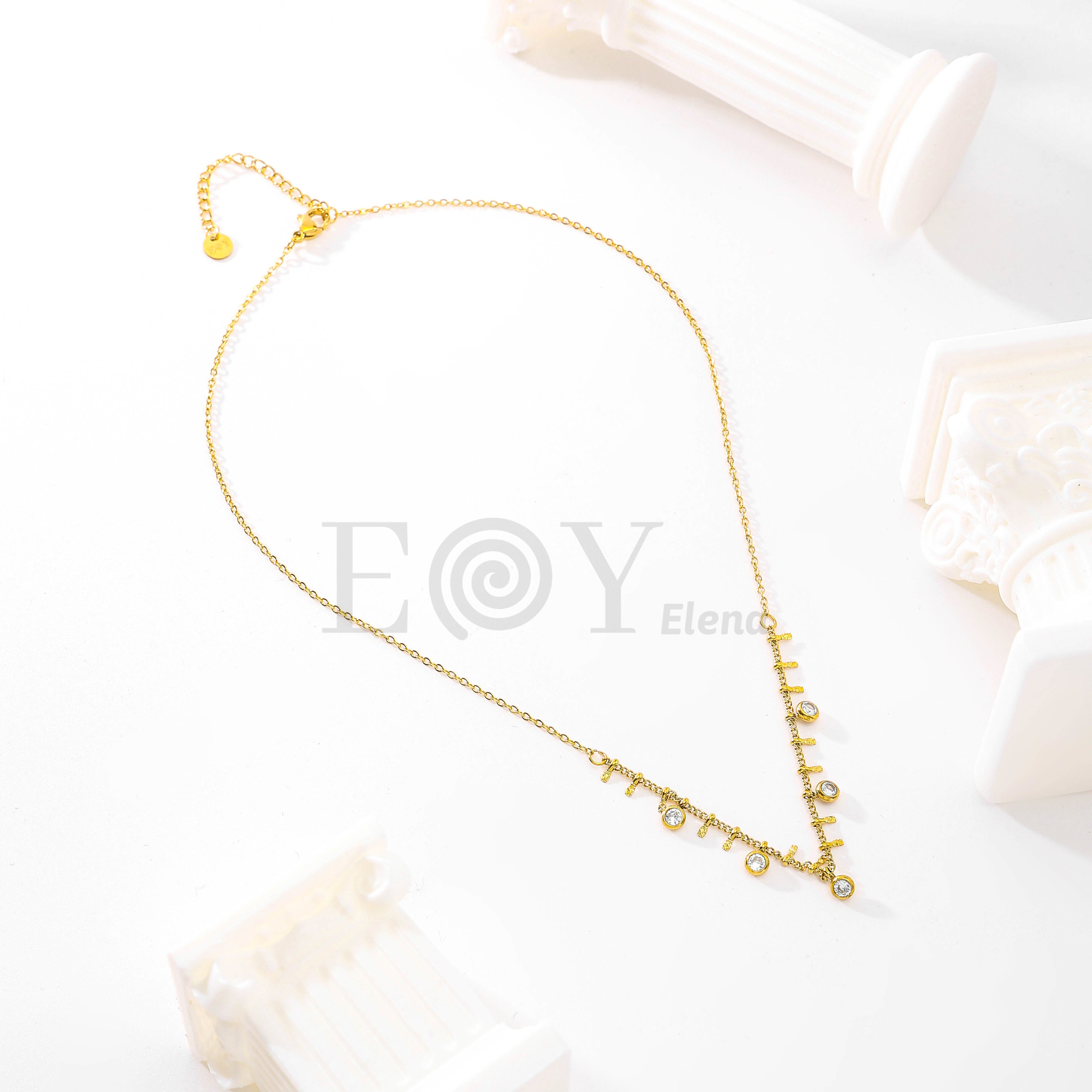Collar dorado con detalles colgantes y circonitas