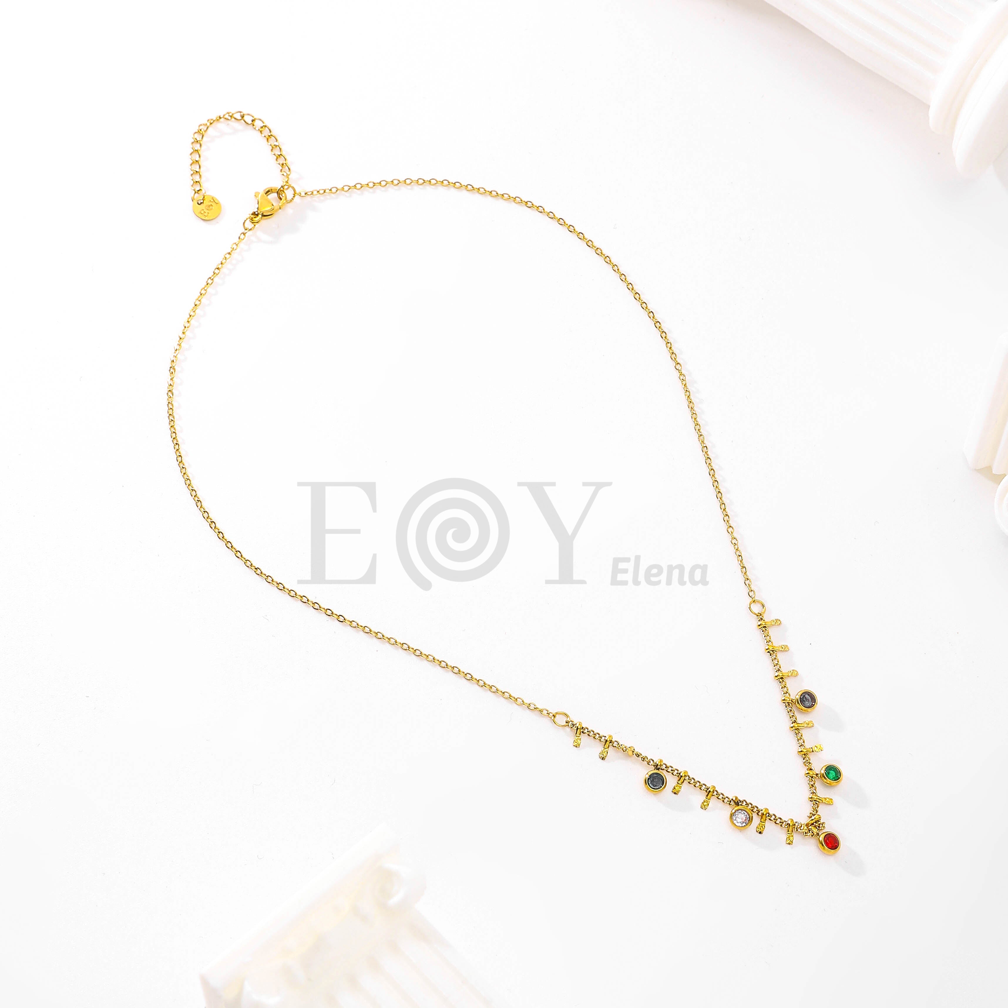 Collar dorado con detalles colgantes y circonitas