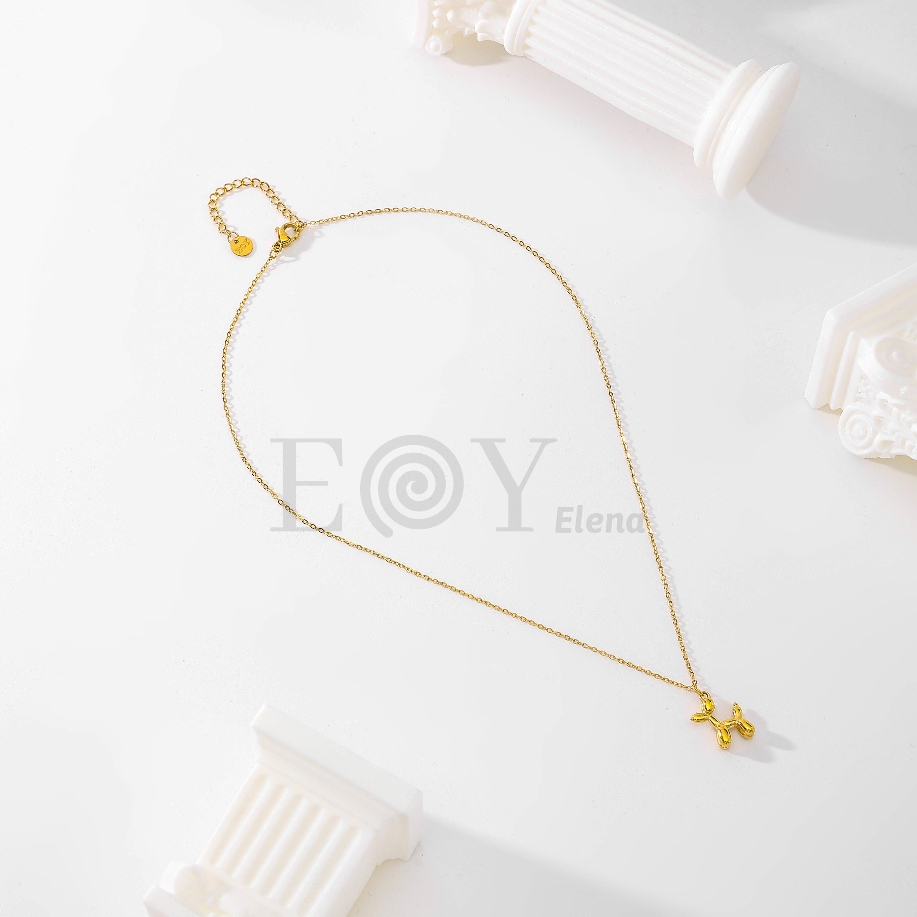 Collar dorado con perro globo