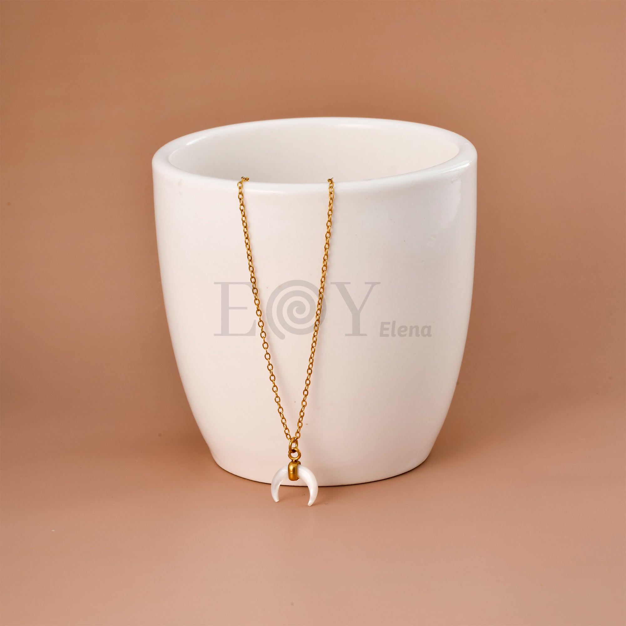 Collar Luna Creciente de Nácar y Acero Dorado