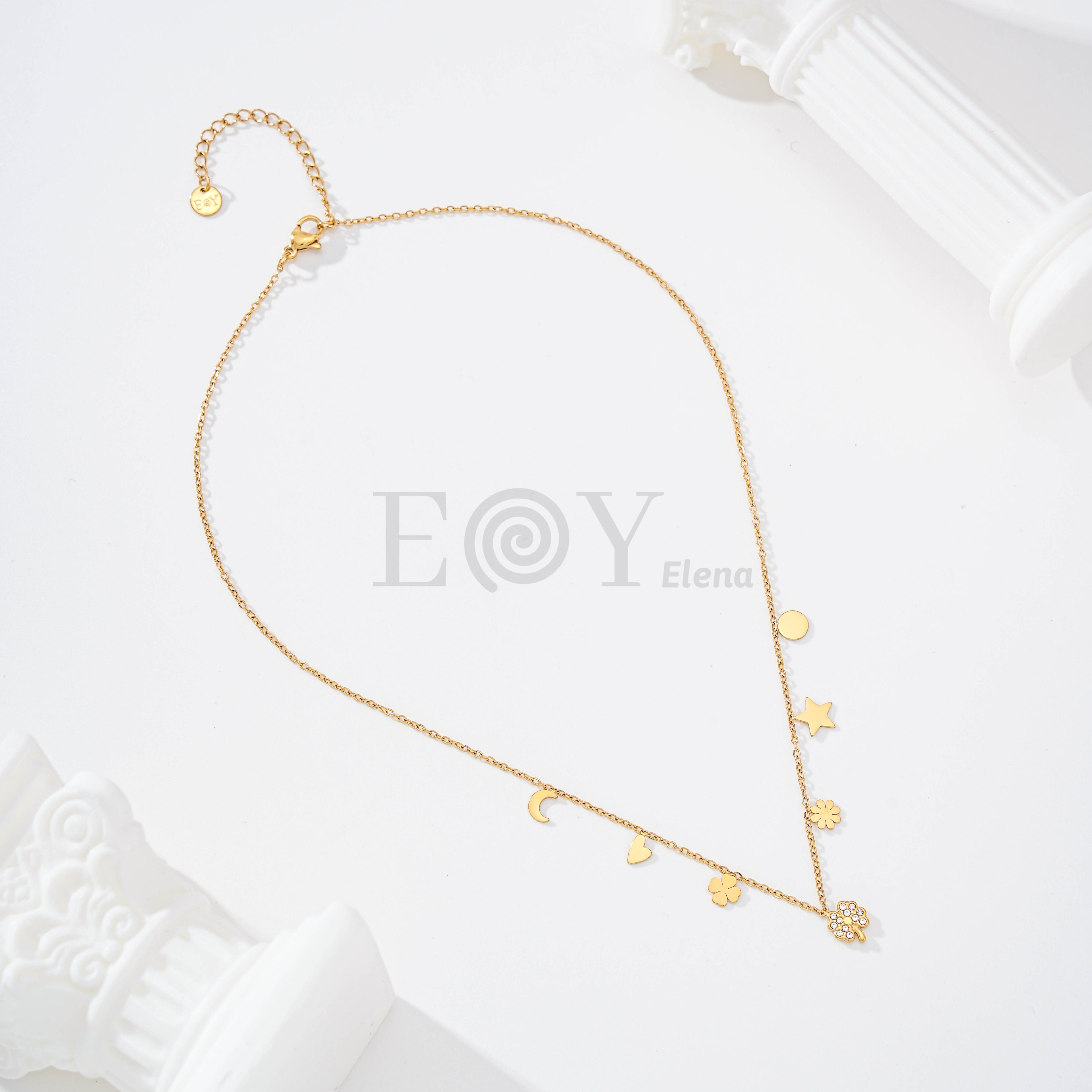 Collar con chapas variadas y trébol circonitas central