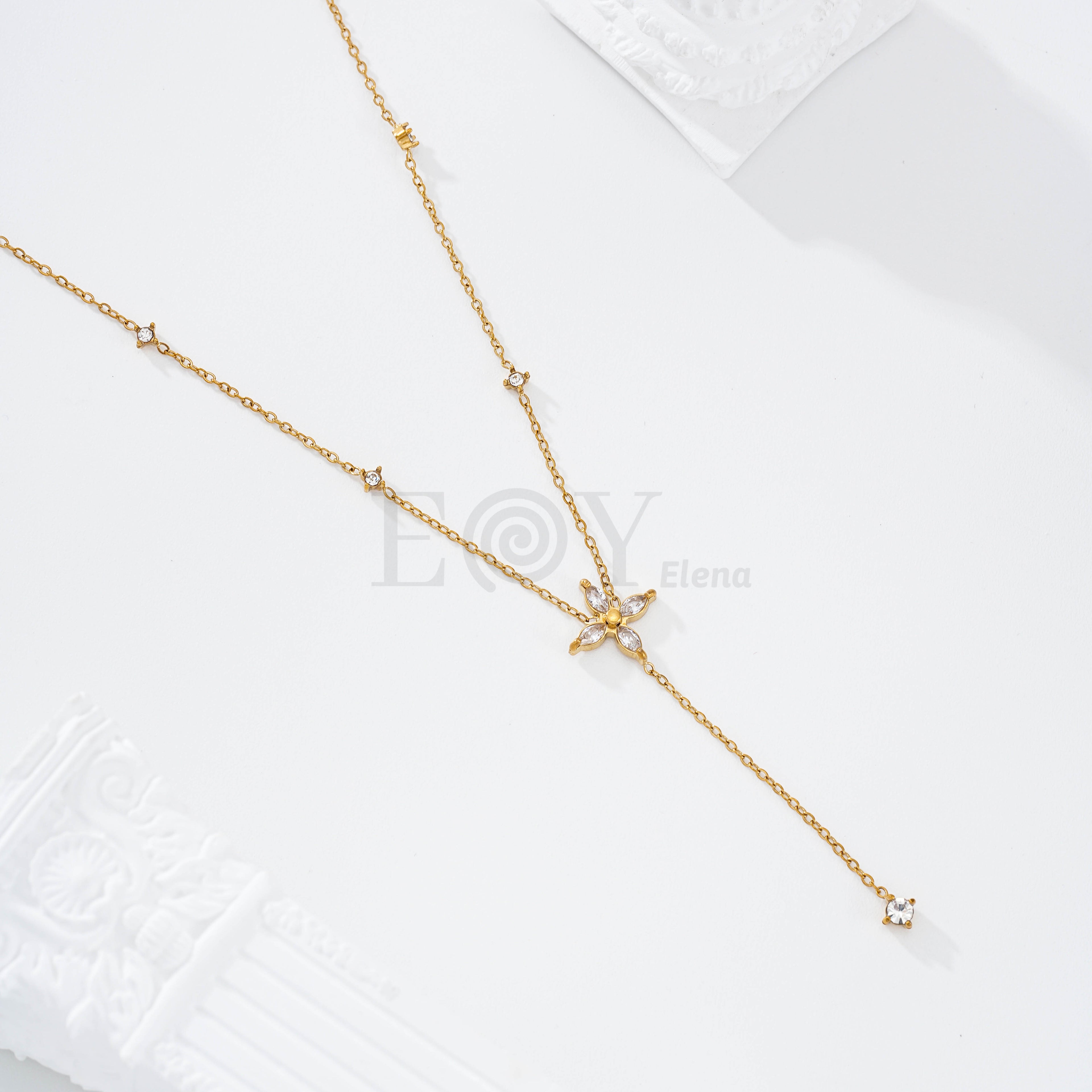 Collar flor con circonitas