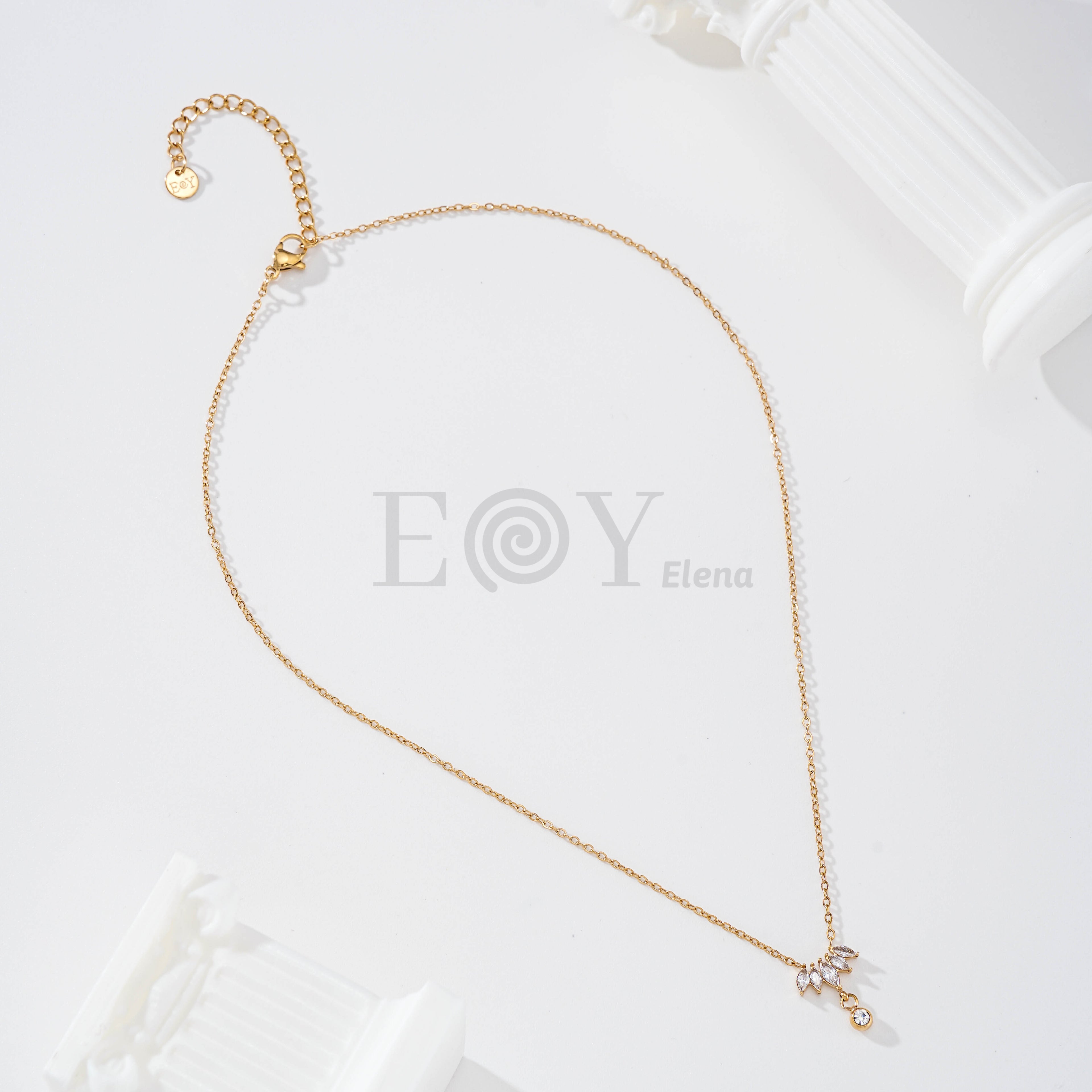 Collar con detalle de circonitas
