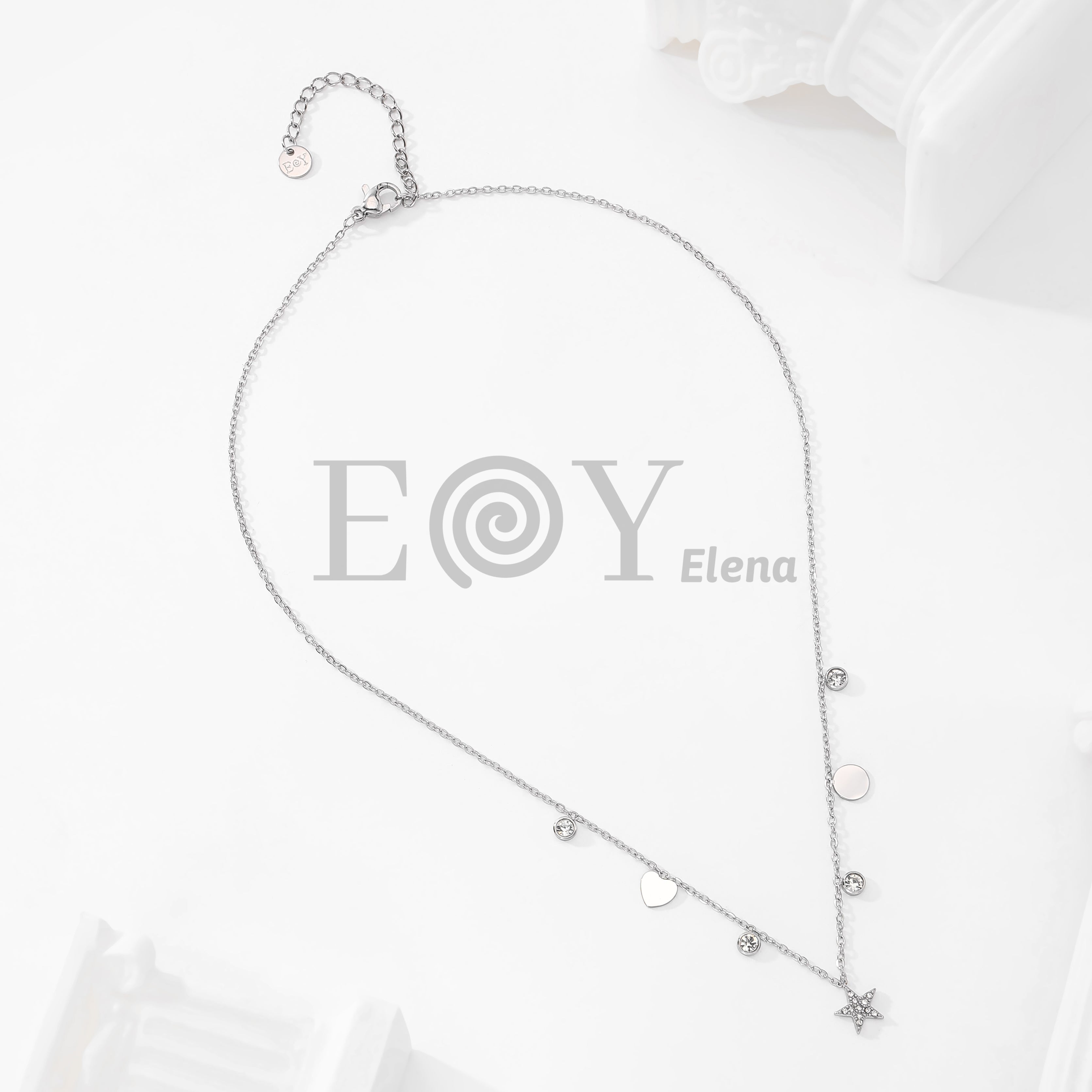 Collar con estrella, chapas y circonitas
