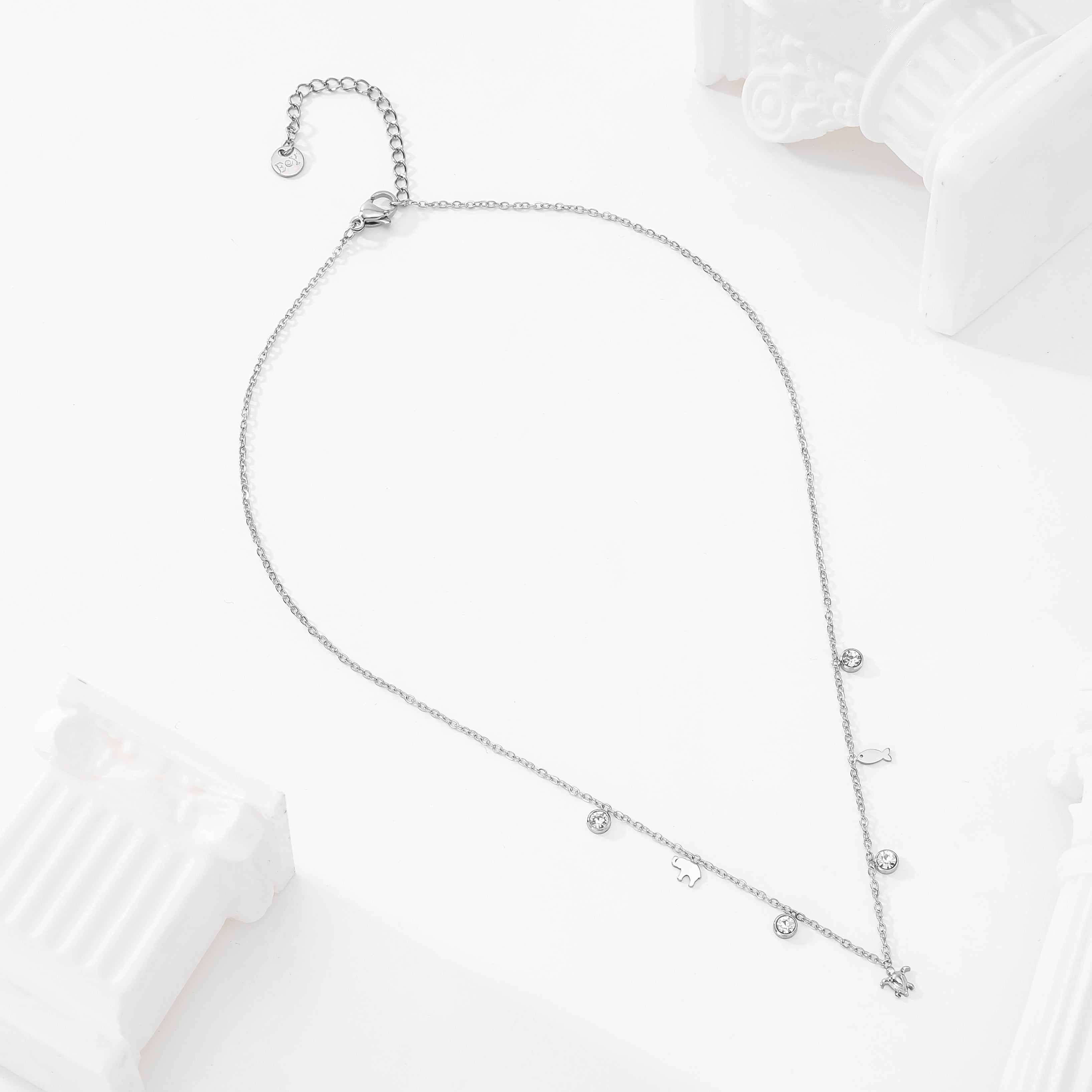 Collar chapas animales y circonitas