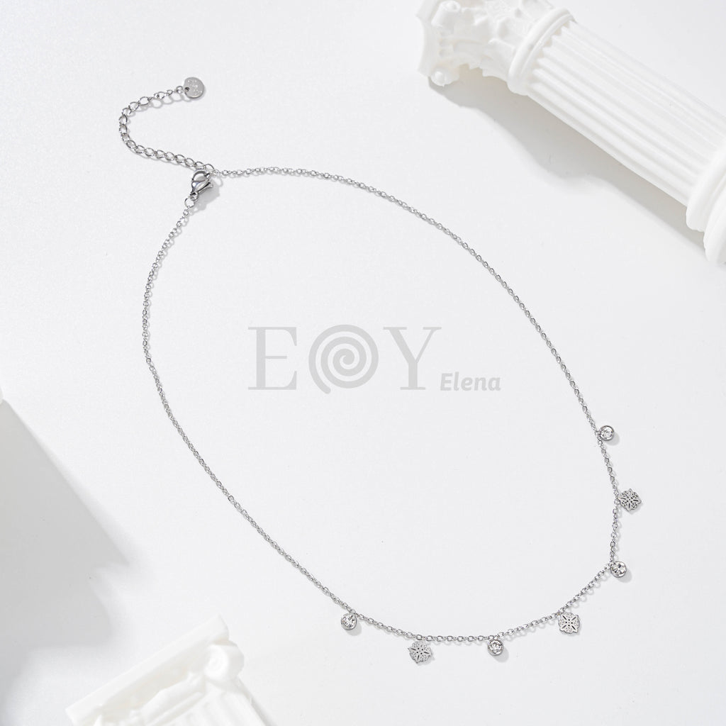 Collar Nudo de Bruja con Circonitas