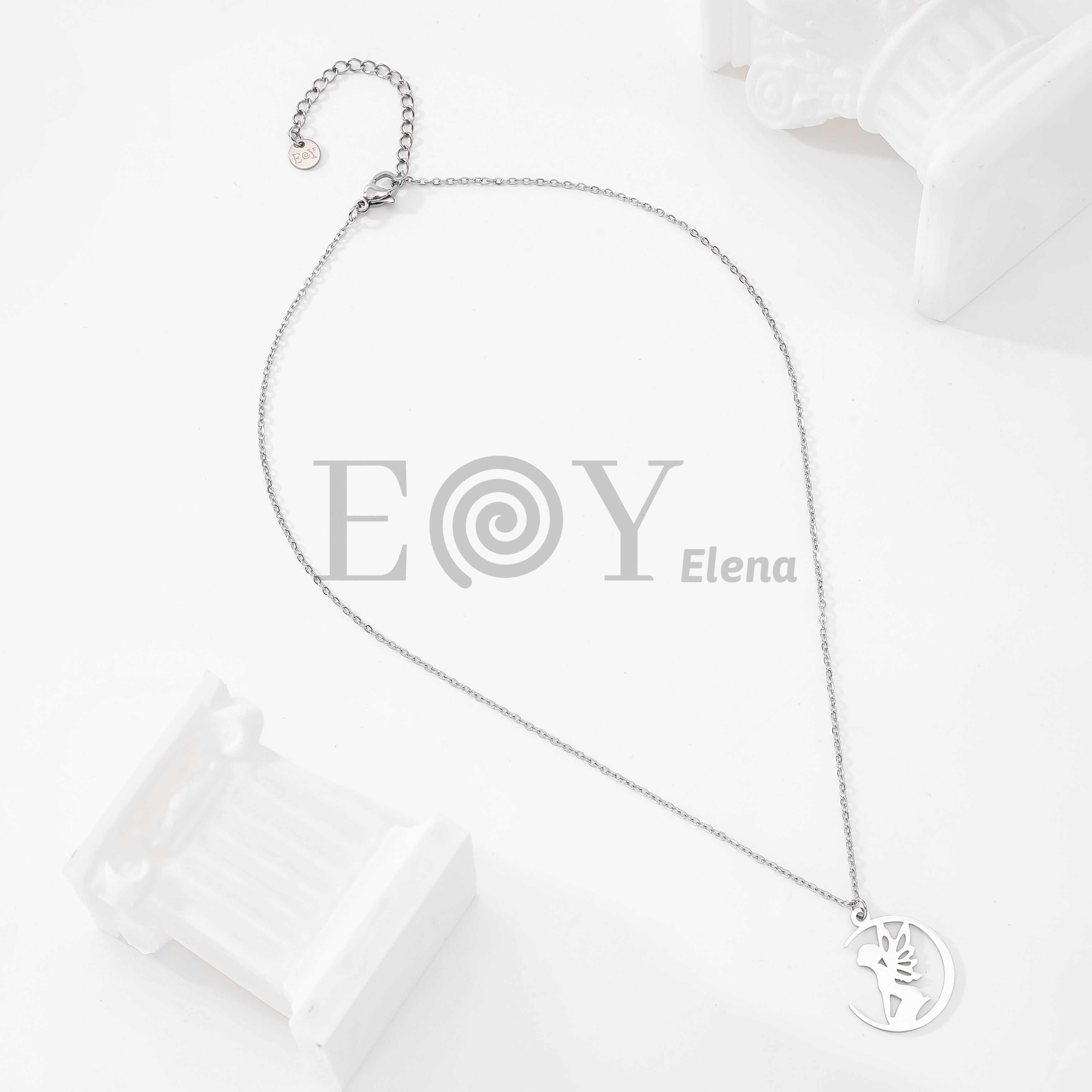 Collar hada sobre luna