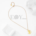 Collar hada sobre luna