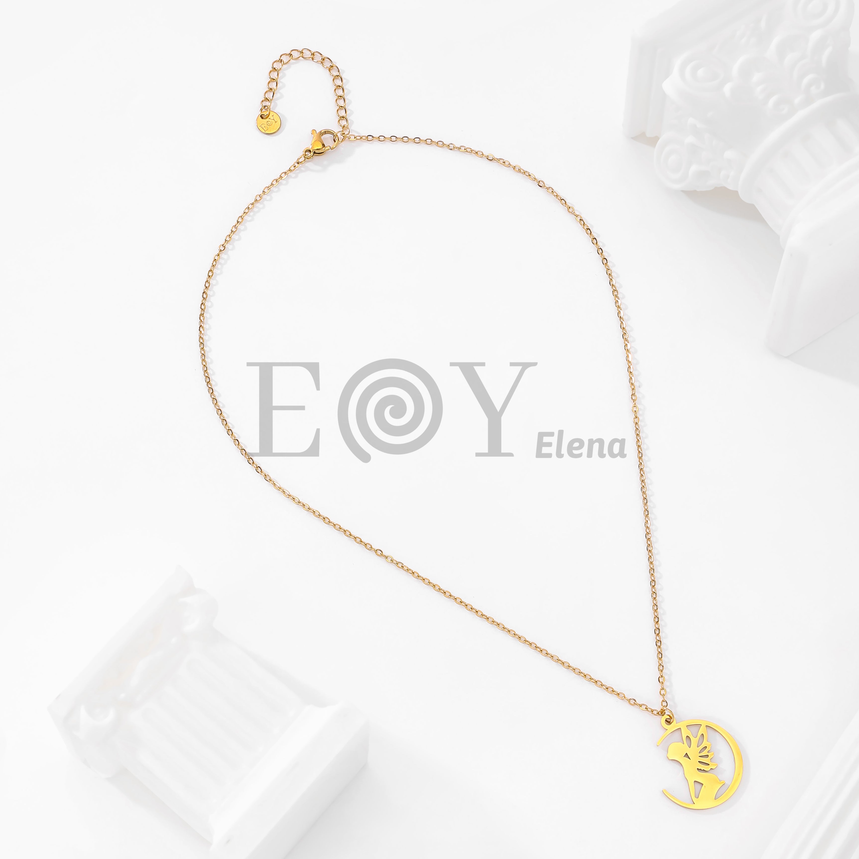 Collar hada sobre luna