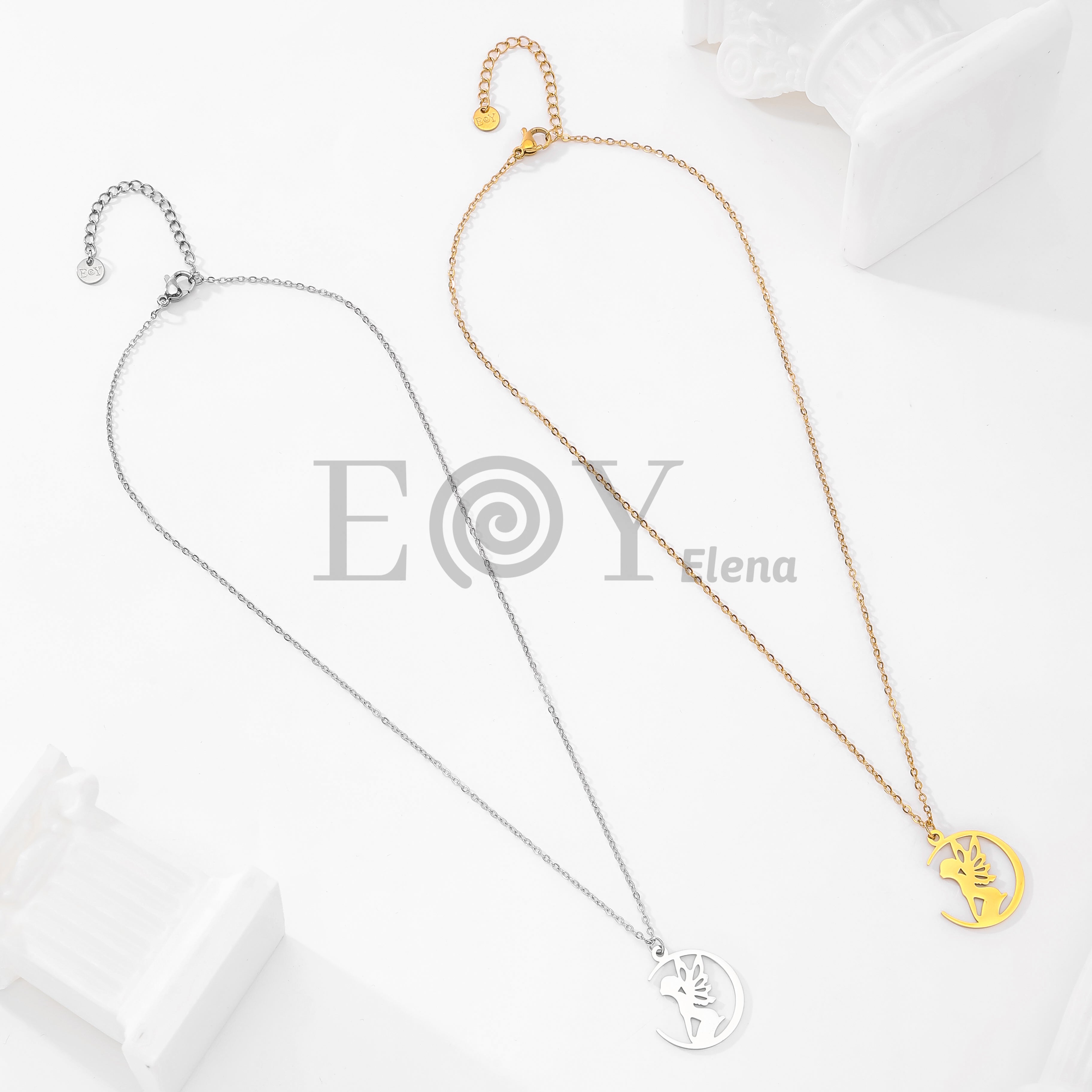 Collar hada sobre luna