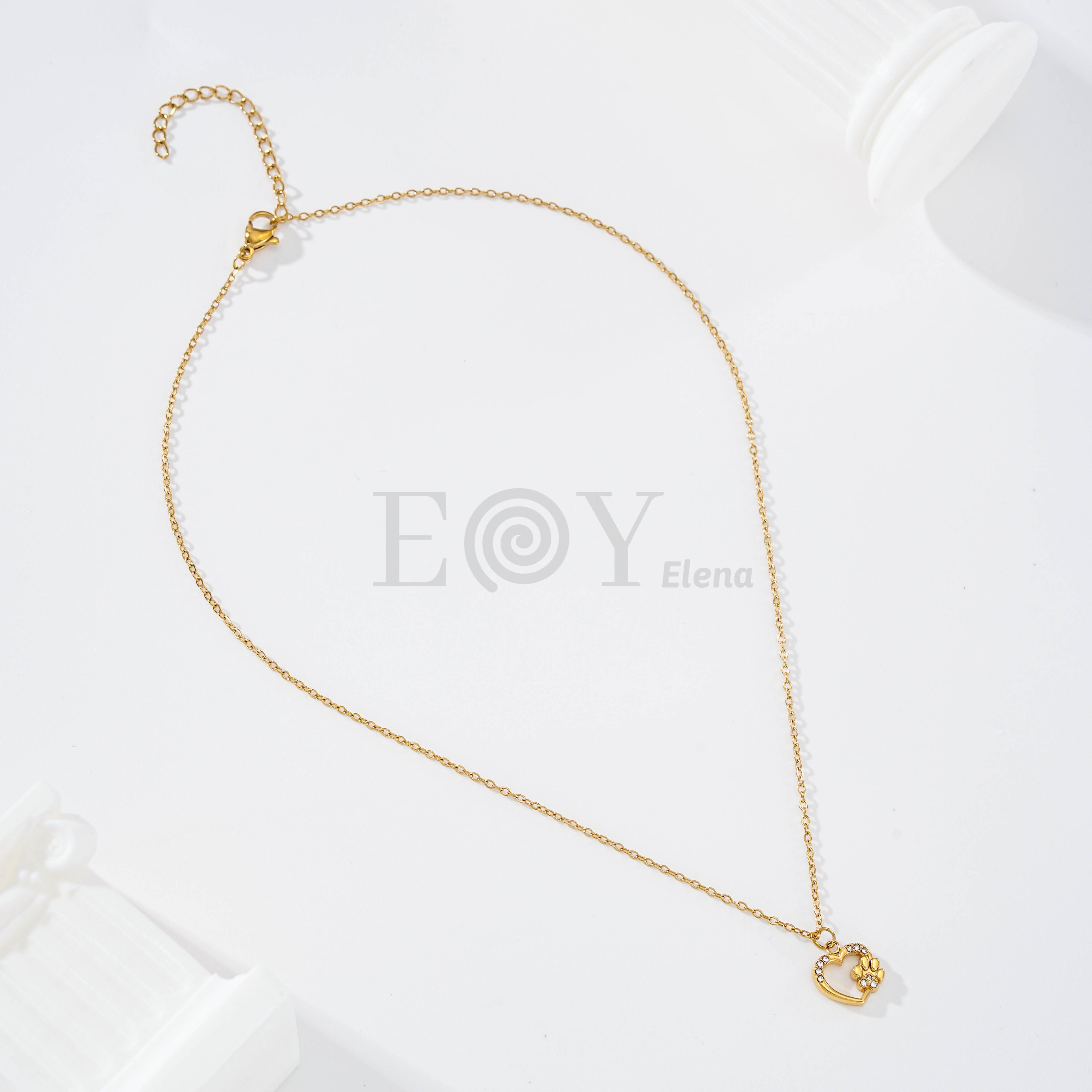 Collar con corazón y huella de perro con circonitas