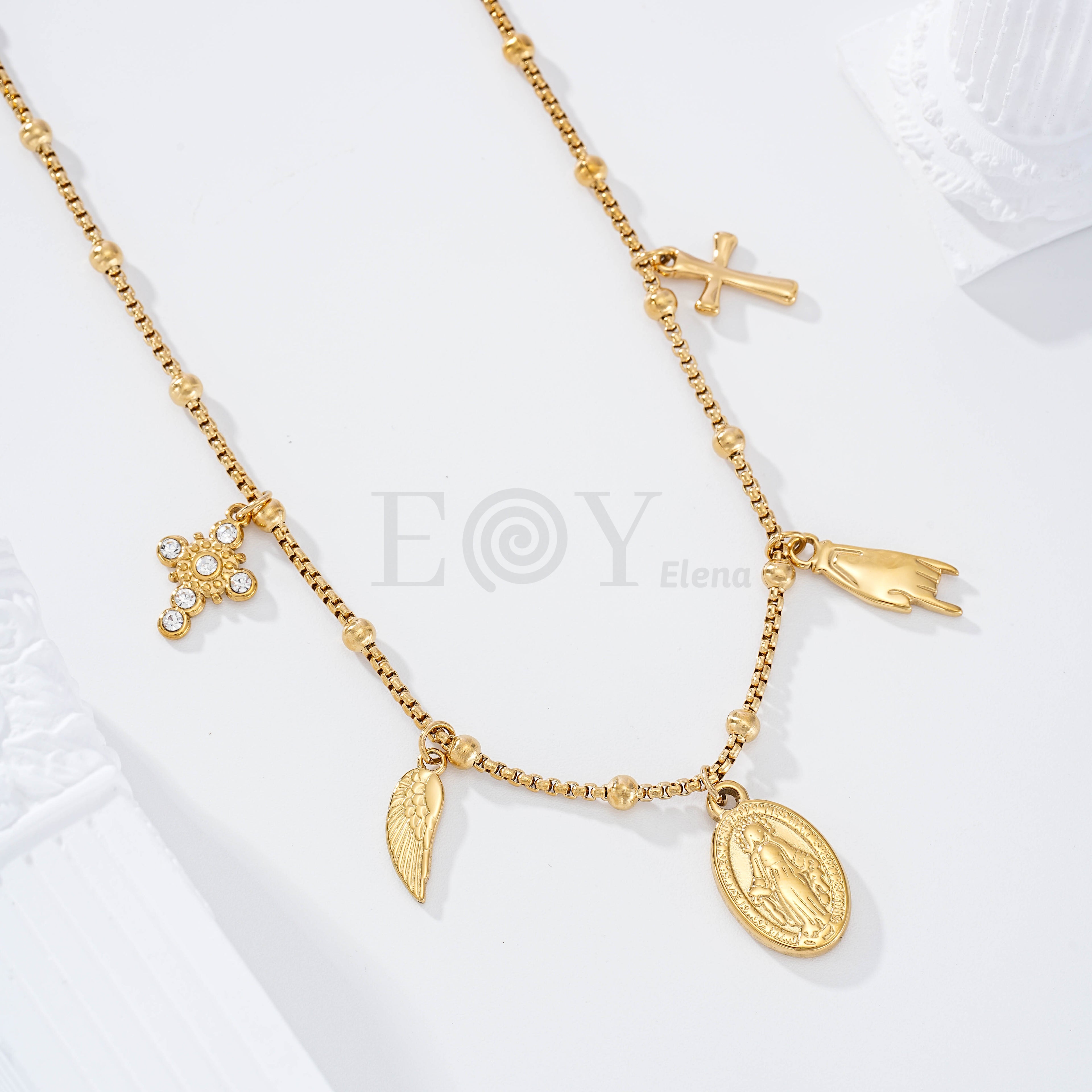 Collar con chapa virgen y charms