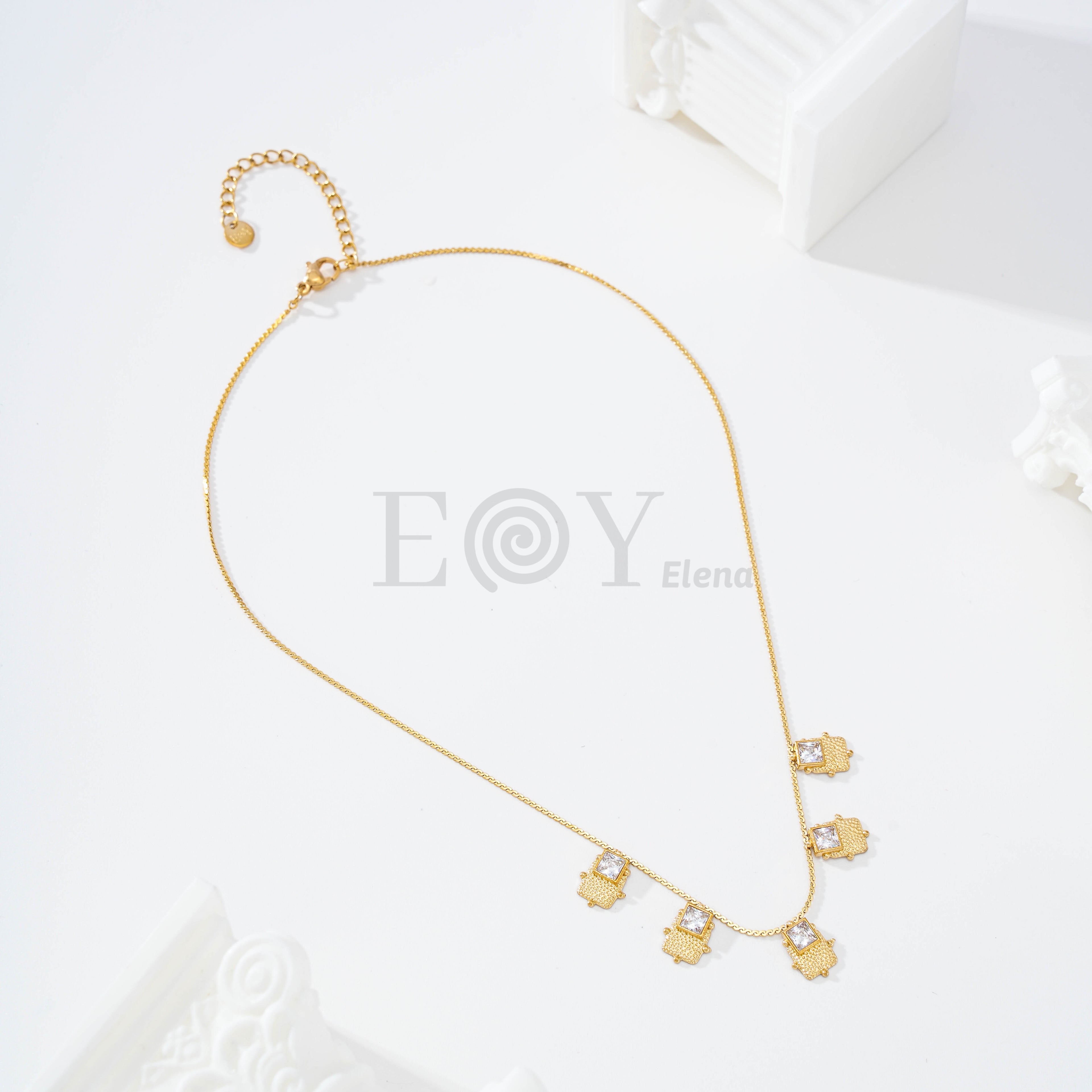 Collar chapa con circonita