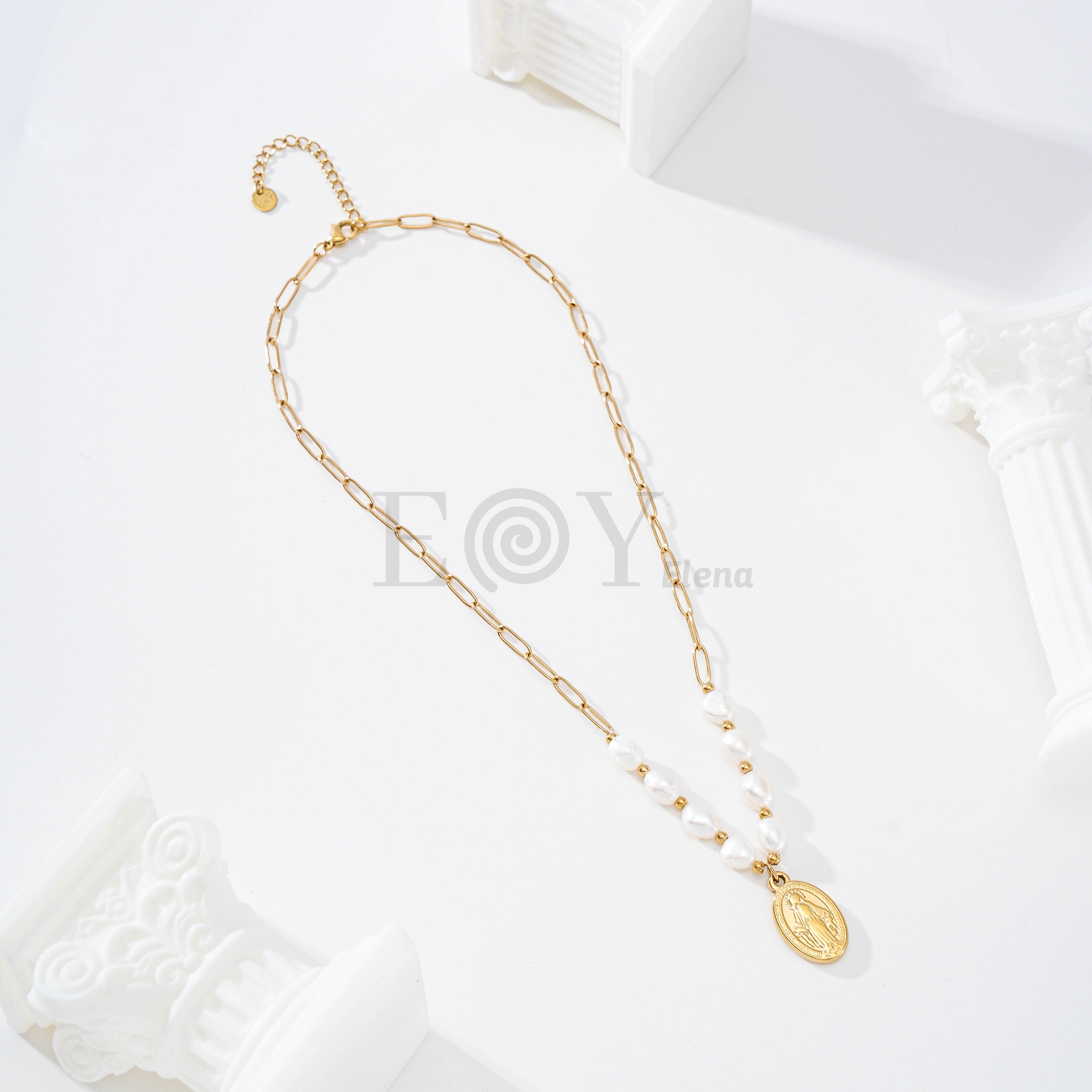 Collar perlas y chapa con virgen