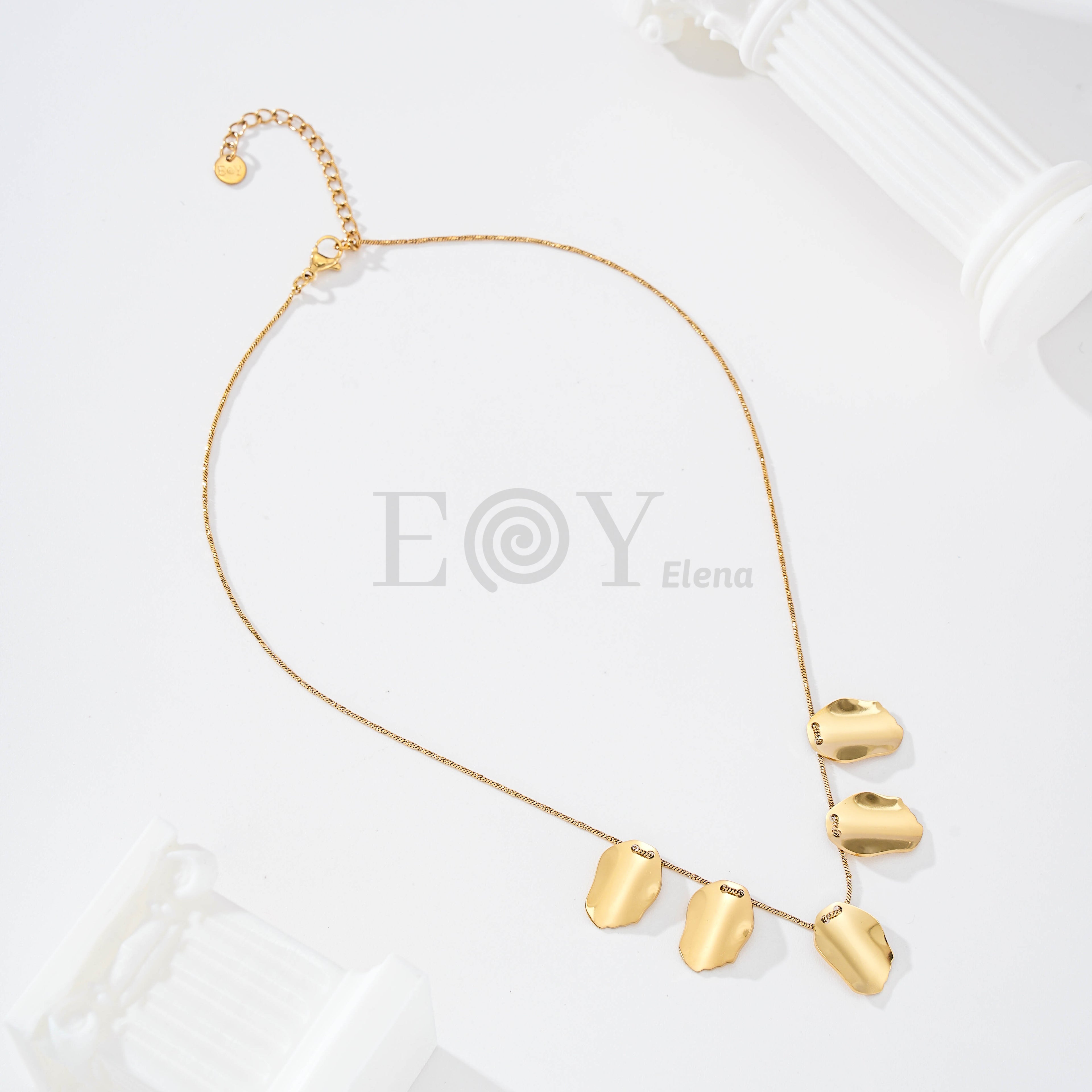 Collar con cinco chapas grandes
