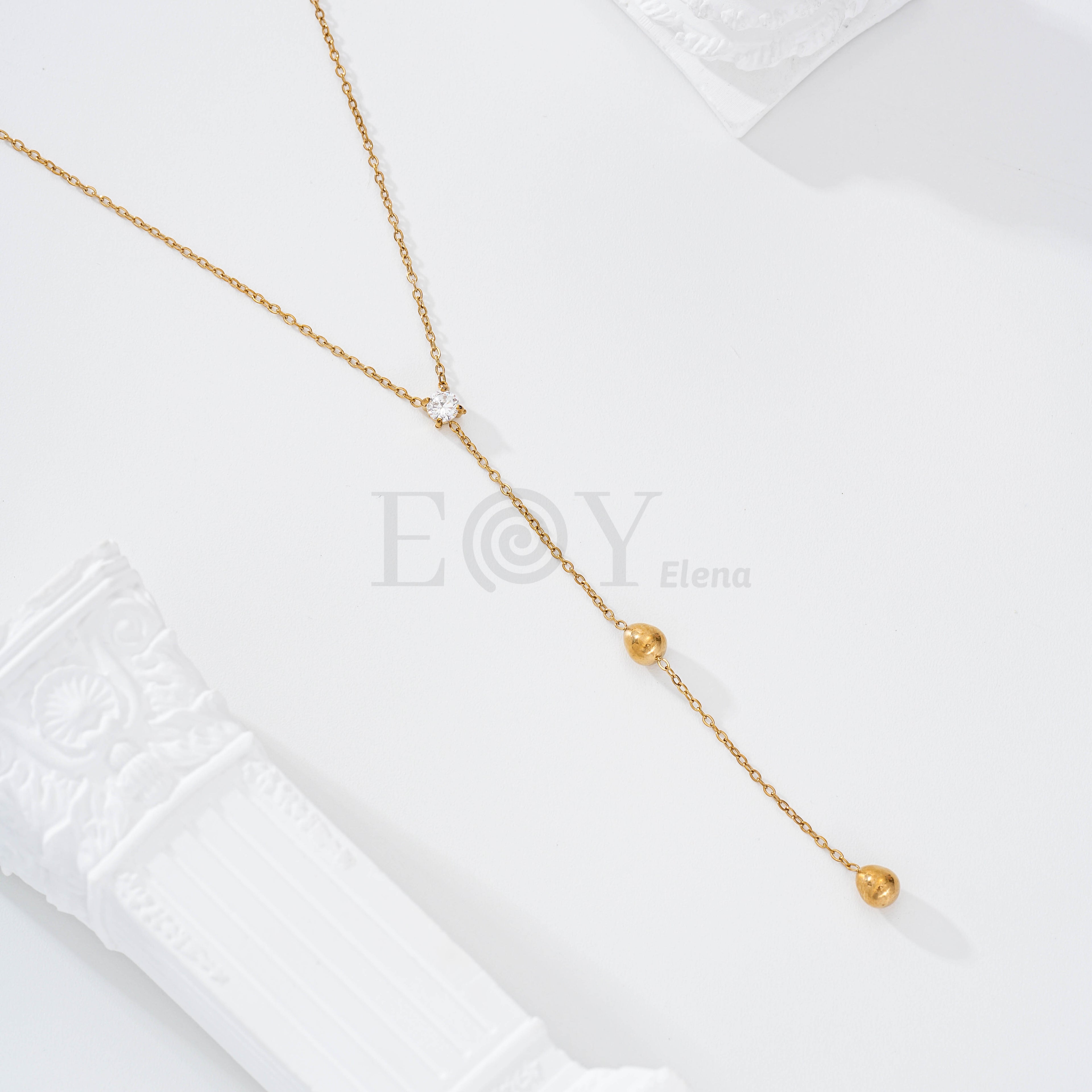 Collar circonita y cadena colgando