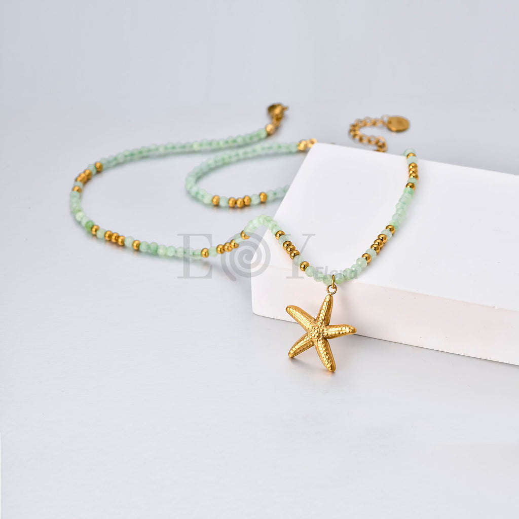 Collar Estrella de Mar con Piedras Verdes de Acero Dorado