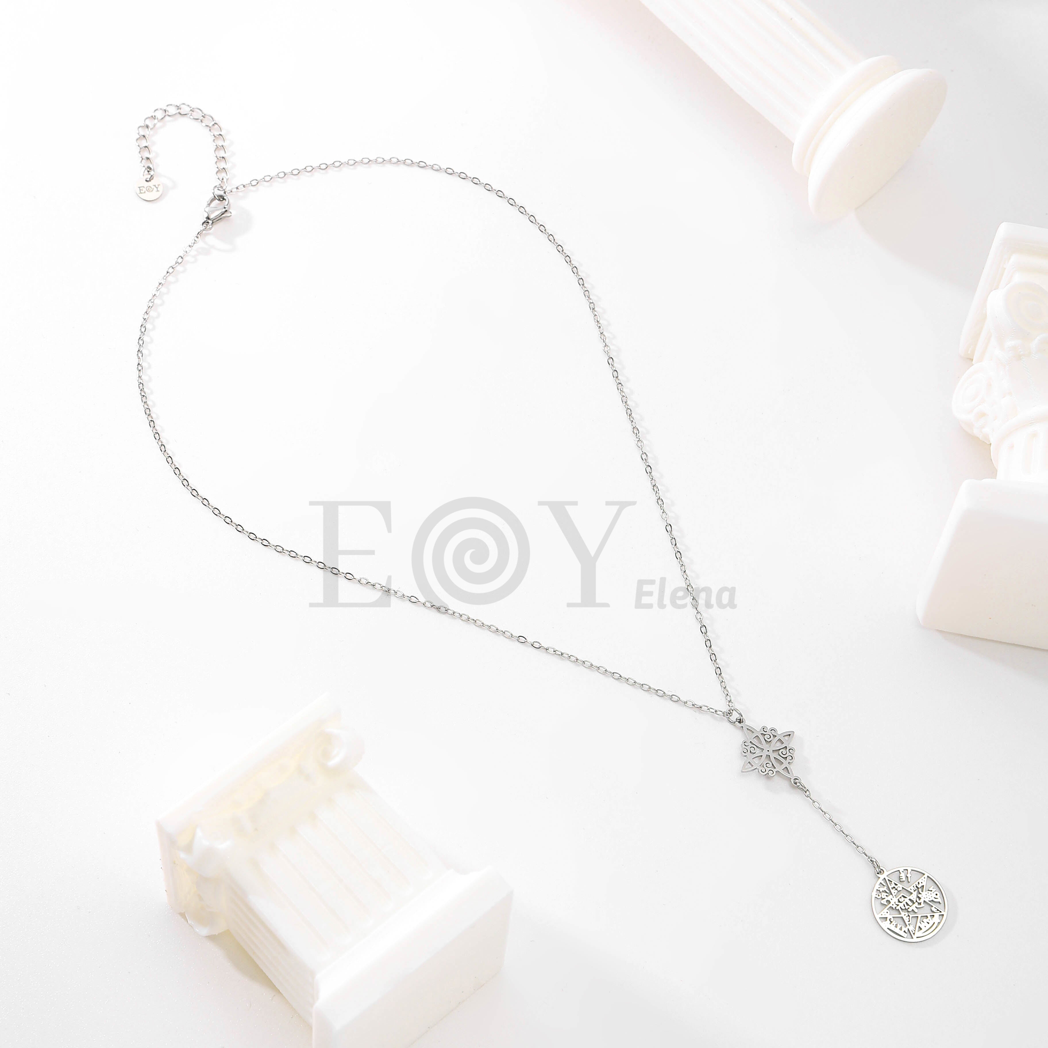 Collar largo con nudo de bruja y medalla