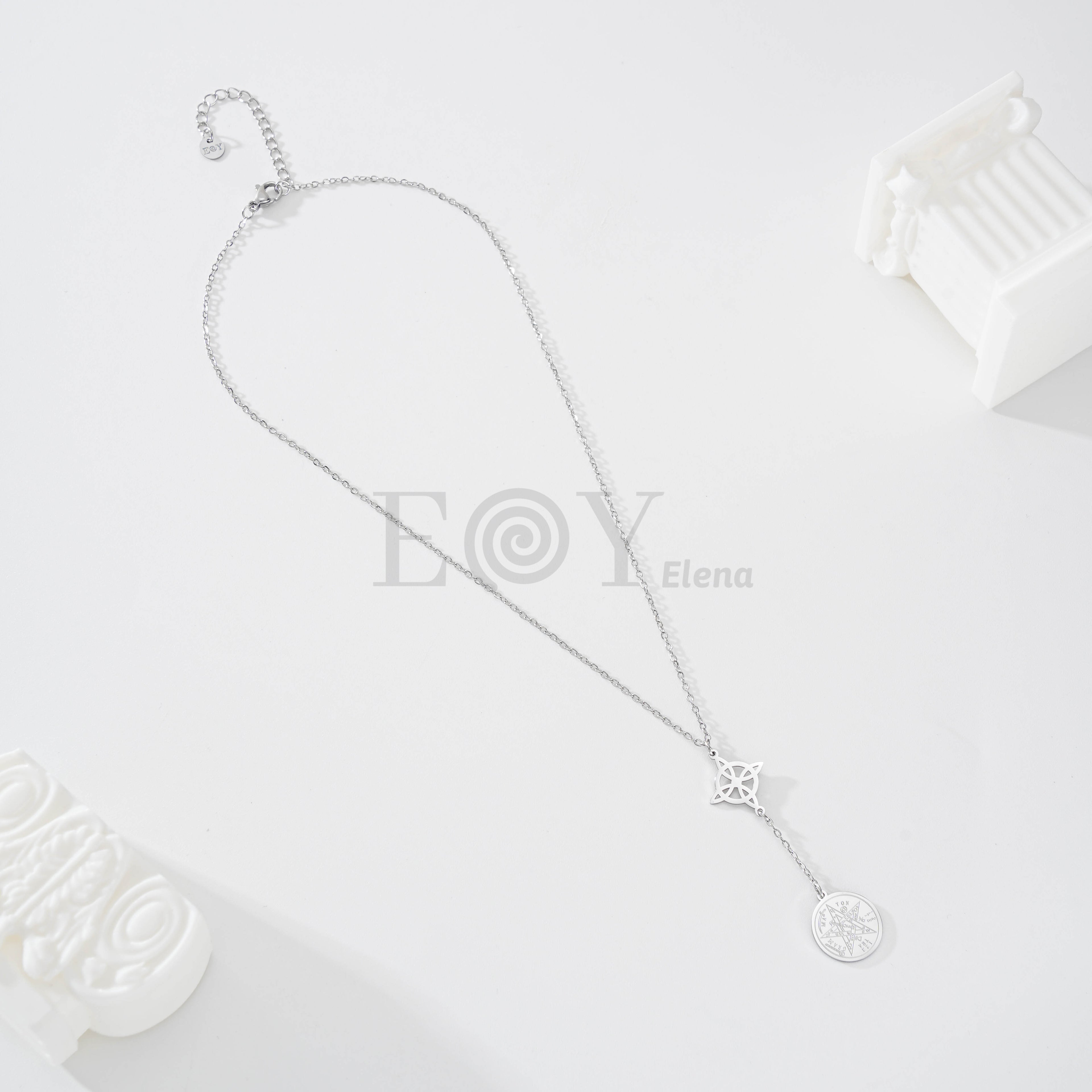 Collar nudo de bruja y estrella de símbolos