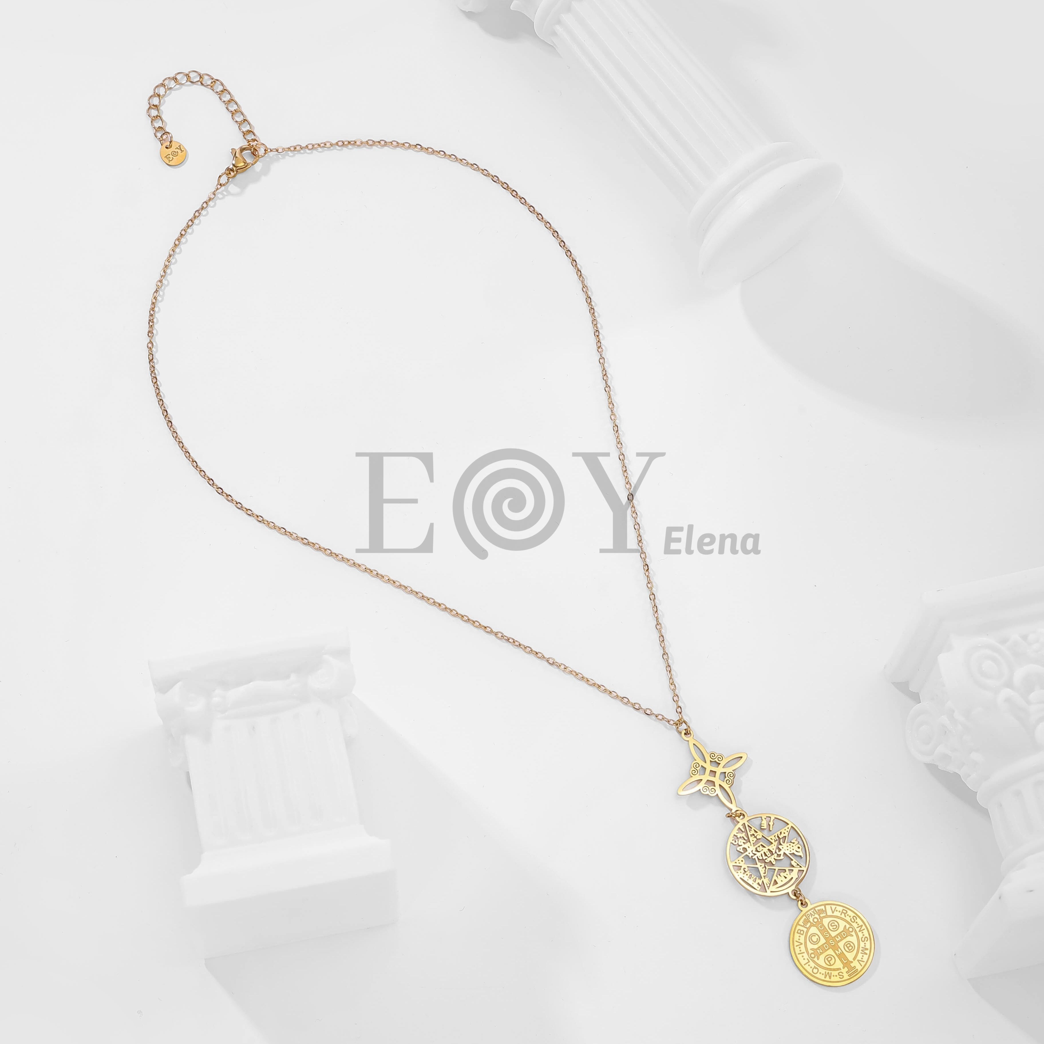 Collar con colgantes de nudo de bruja, medalla y San Benito