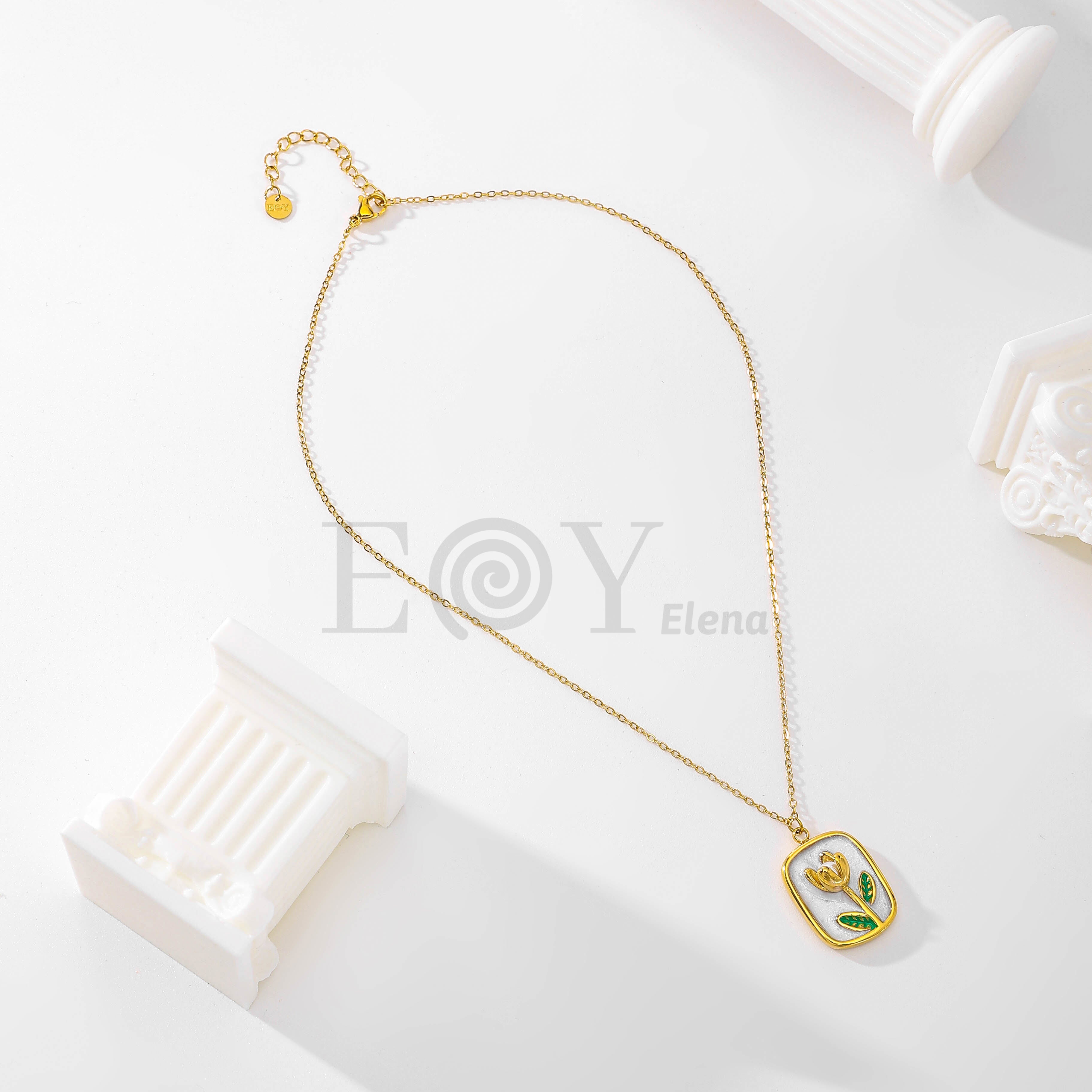 Collar dorado con colgante de flor