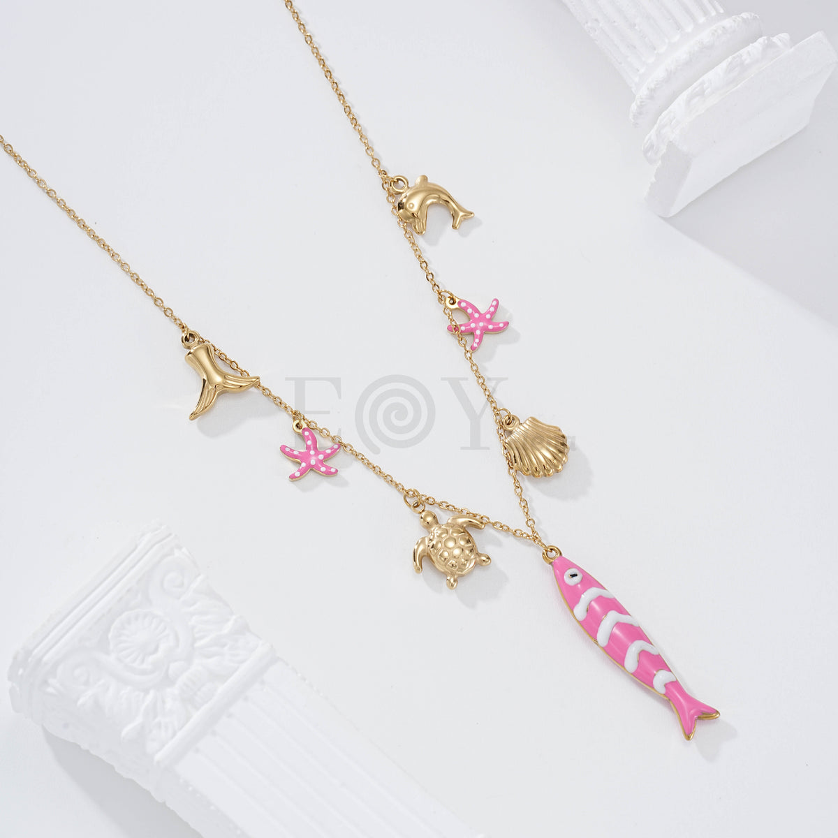 Collares con pez color y charms marinos acero