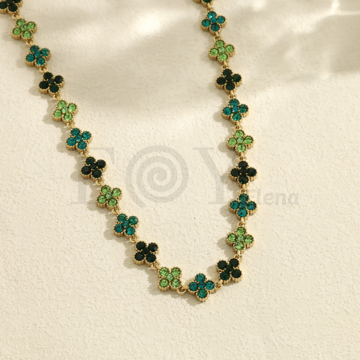 Collar trébol color acero