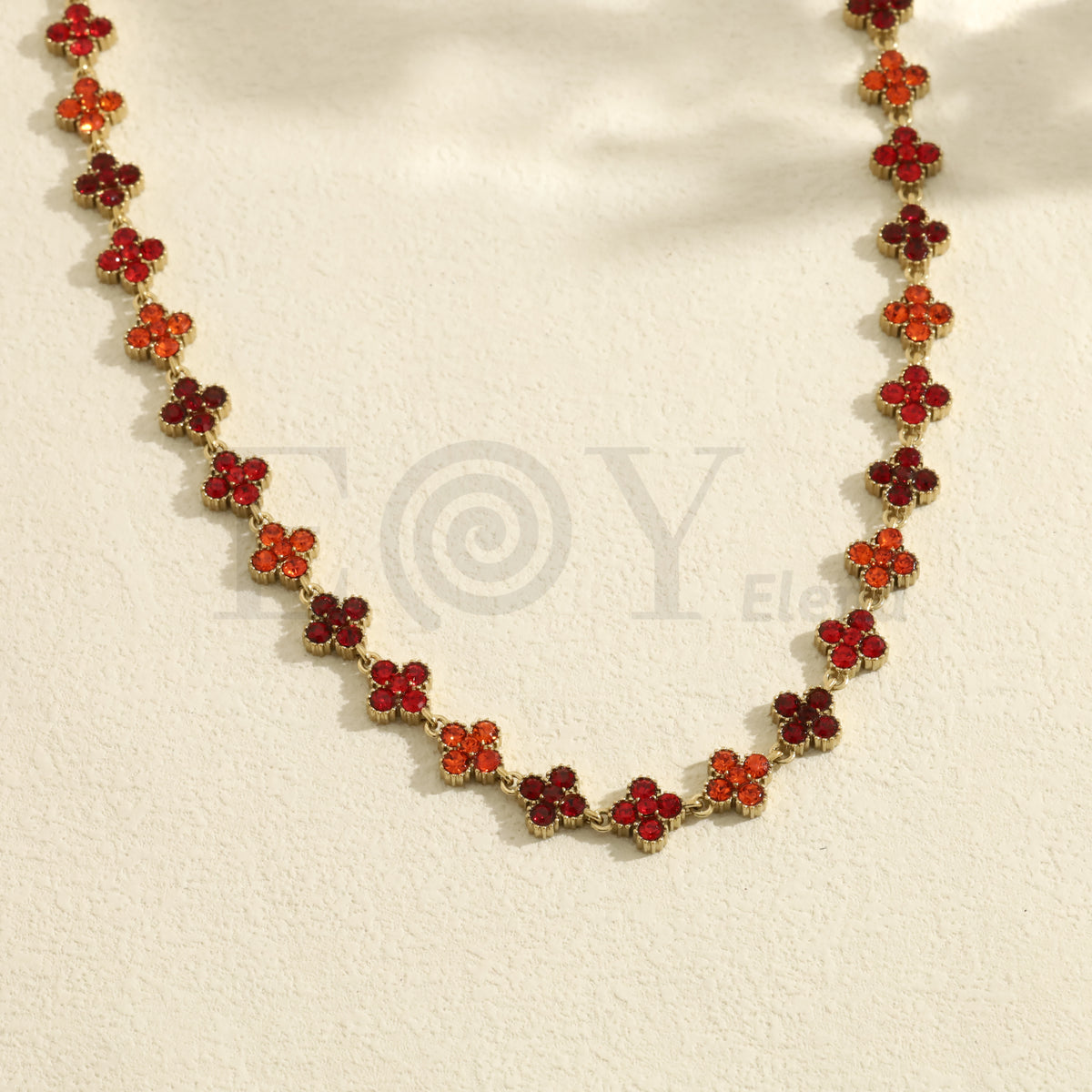 Collar trébol color acero