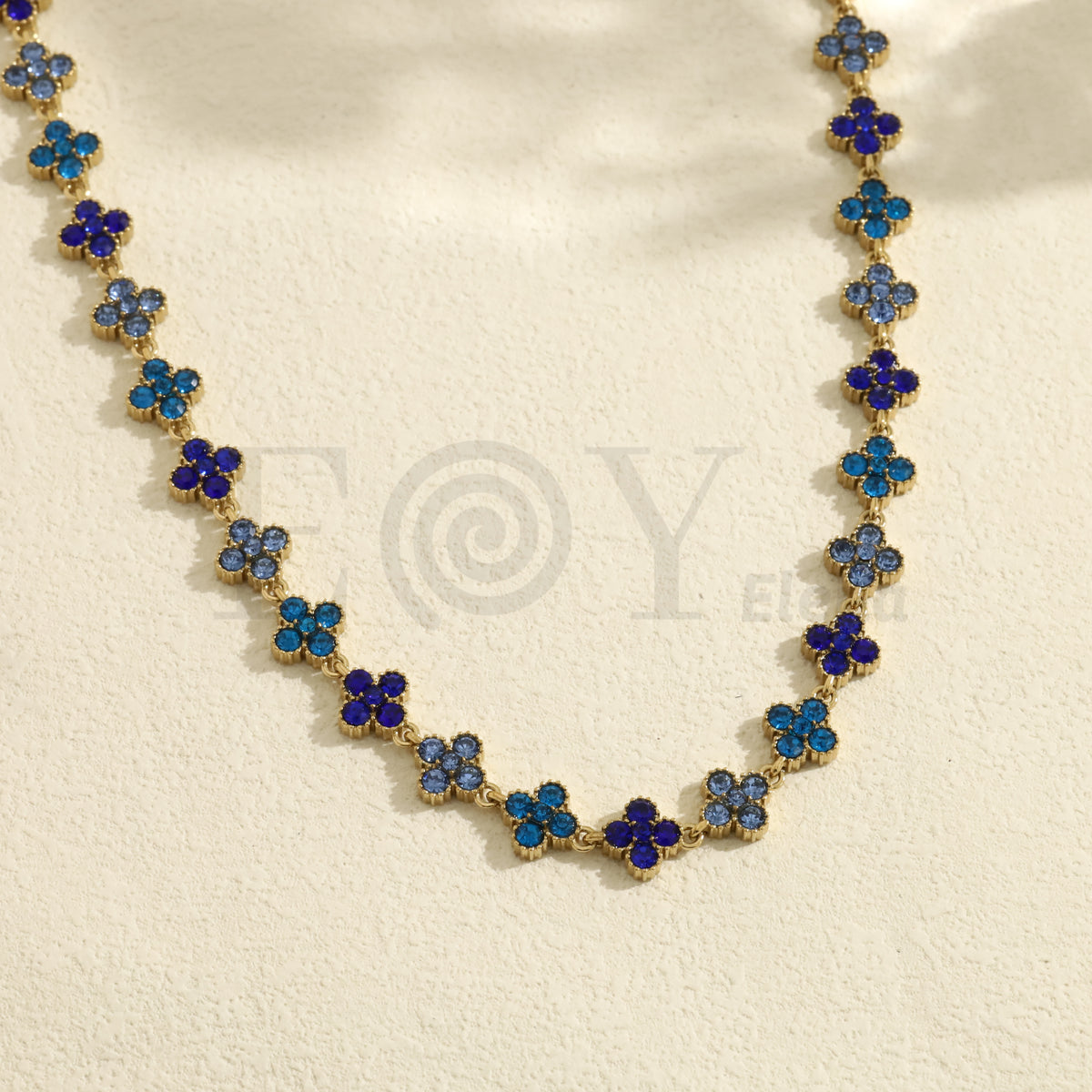 Collar trébol color acero